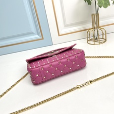升级版 小号【羊皮】Valentino Garavani Rockstud Spike小号链式手袋 采用 升级版 小号【羊皮】Valentino Garavani Rockstud Spike小号链式手袋 采用