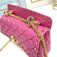 升级版 小号【羊皮】Valentino Garavani Rockstud Spike小号链式手袋 采用 升级版 小号【羊皮】Valentino Garavani Rockstud Spike小号链式手袋 采用