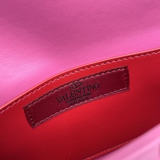 升级版 小号【羊皮】Valentino Garavani Rockstud Spike小号链式手袋 采用 升级版 小号【羊皮】Valentino Garavani Rockstud Spike小号链式手袋 采用