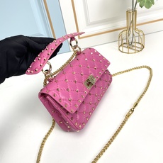 升级版 小号【羊皮】Valentino Garavani Rockstud Spike小号链式手袋 采用 升级版 小号【羊皮】Valentino Garavani Rockstud Spike小号链式手袋 采用