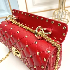 升级版 小号【羊皮】Valentino Garavani Rockstud Spike小号链式手袋 采用 升级版 小号【羊皮】Valentino Garavani Rockstud Spike小号链式手袋 采用