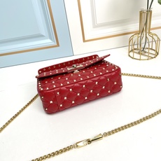 升级版 小号【羊皮】Valentino Garavani Rockstud Spike小号链式手袋 采用 升级版 小号【羊皮】Valentino Garavani Rockstud Spike小号链式手袋 采用