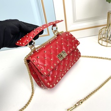 升级版 小号【羊皮】Valentino Garavani Rockstud Spike小号链式手袋 采用 升级版 小号【羊皮】Valentino Garavani Rockstud Spike小号链式手袋 采用