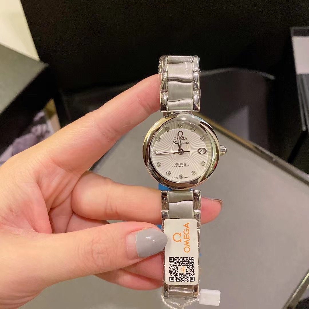 💰320 
欧米茄Ladymatic－－
      34mm表径，专为女士设计打造，飞雪若琼，点亮你的纤美腕间。表盘以珠光珍珠母贝精制而成，小时刻度嵌有11枚钻石时标，晶莹炫目，转腕间风华耀目，尽显奢华气质！