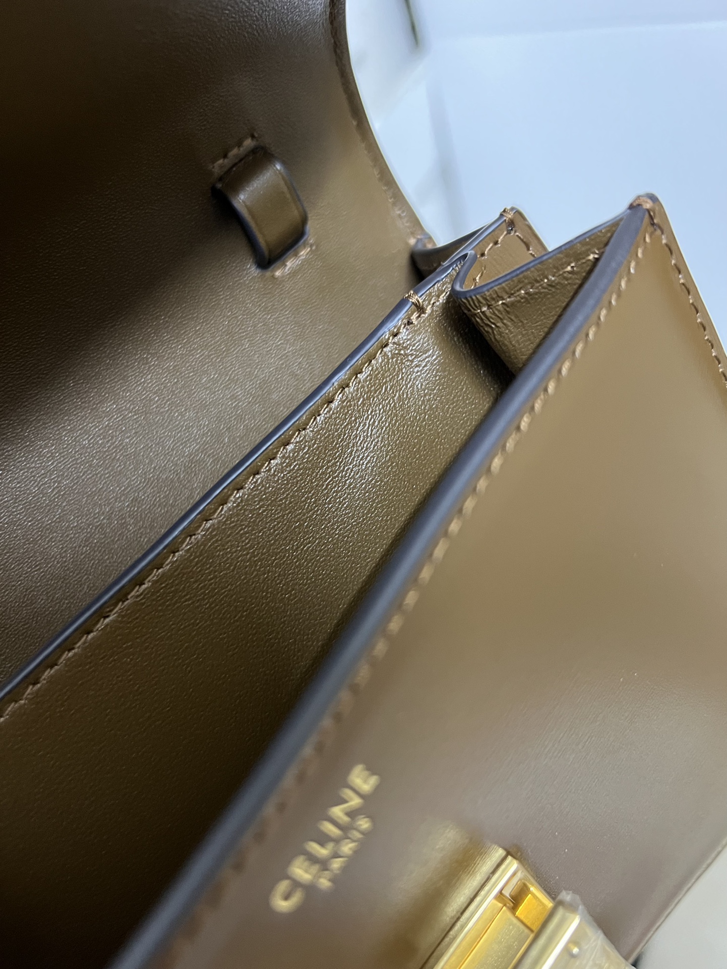 Celine Visible texture of sheepskin inside