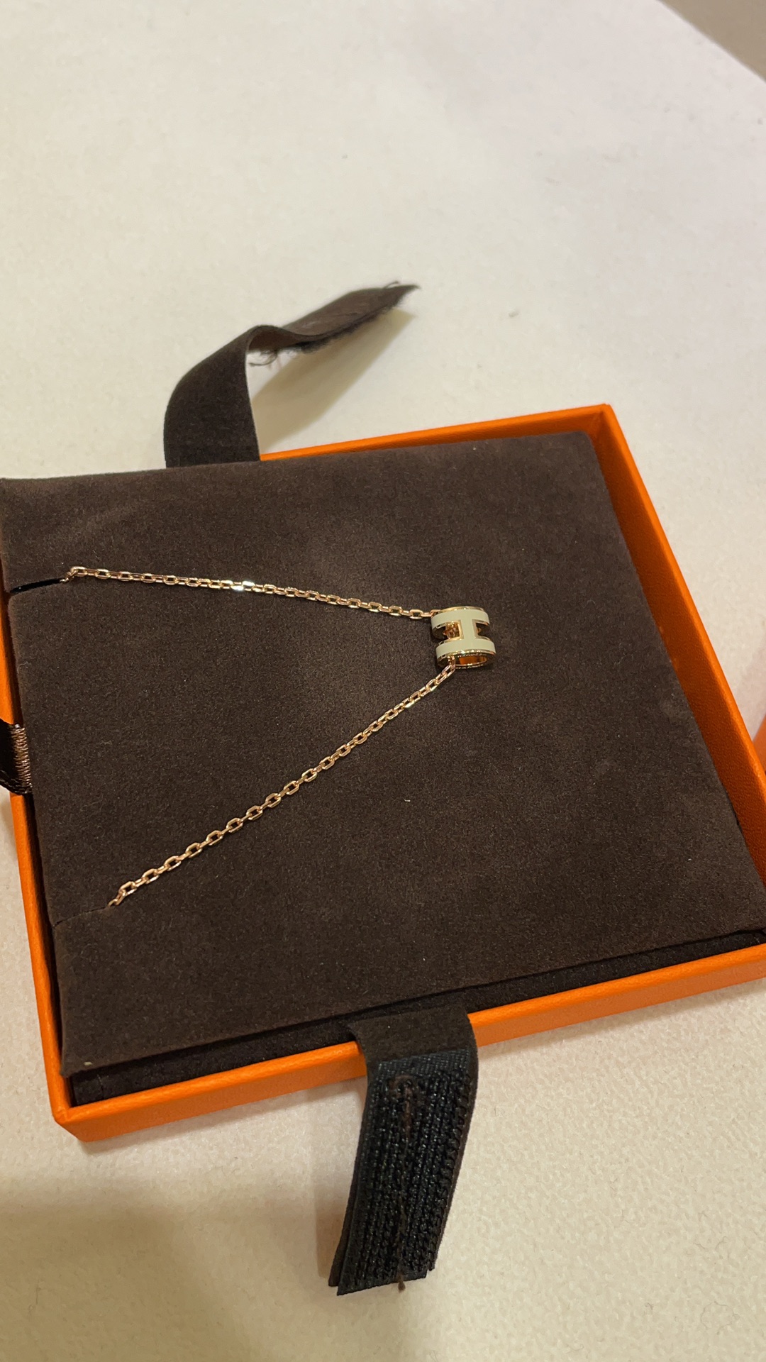 NO:631553,88200 There are many milk tea gray rose gold products available in seconds, and the new ones on the official website are sold out in seconds New mini pop H necklace (milk tea gray rose gold) ZP opening version, CNC lettering, enamel craftsmanship Original copper gold plating, we upgrade silver gold plating to perfectly solve the allergy concerns of customers with sensitive skin Exquisite workmanship, a must-have item for everyone, necklace, gold plating, Cartier high-end jewelry1986090988200 现货秒发奶茶灰玫瑰金 z多,官网上新几秒就抢完的节奏  新品mini pop H项链（奶茶灰玫瑰金） zp开版,cnc刻字,珐琅工艺 原版铜镀金,我们升级银镀金 完美解决敏感肌肤顾客的过敏担忧 做工精致,人手必备单品,,necklace,gold plating,卡迪亚高端饰品,Jewelry