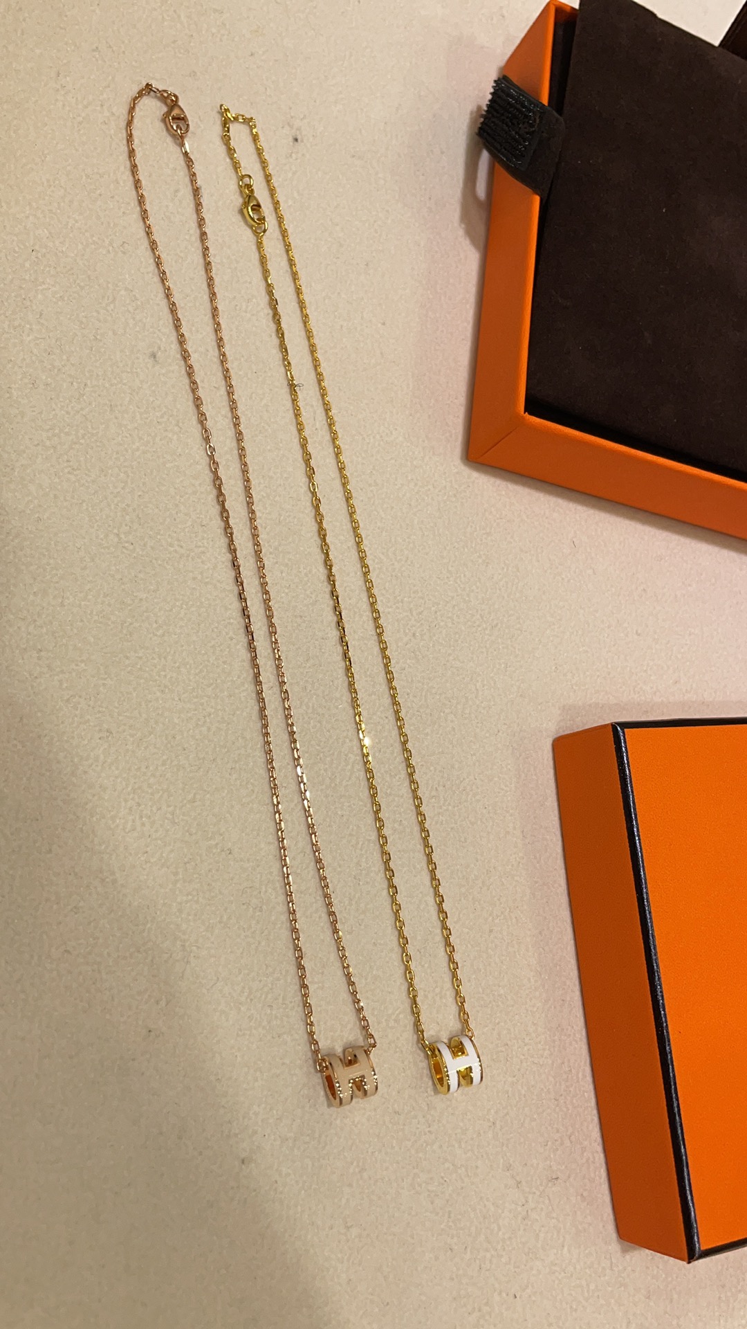 NO:631542,88200, there are many popular colors available in stock in seconds, and the new ones on the official website are sold out in seconds. New mini pop H necklace (milk tea rose gold) (white gold) zp opening version, CNC lettering, enamel craftsmanship. Original copper gold plating, we upgrade silver gold plating to perfectly solve the allergy concerns of customers with sensitive skin. Exquisite workmanship, a must-have item for everyone, necklace, gold plating, Cartier high-end jewelry1986090988200,现货秒发热门配色 z多,官网上新几秒就抢完的节奏  新品mini pop H项链（奶茶玫瑰金）（白金） zp开版,cnc刻字,珐琅工艺 原版铜镀金,我们升级银镀金 完美解决敏感肌肤顾客的过敏担忧 做工精致,人手必备单品,,necklace,gold plating,卡迪亚高端饰品,Jewelry