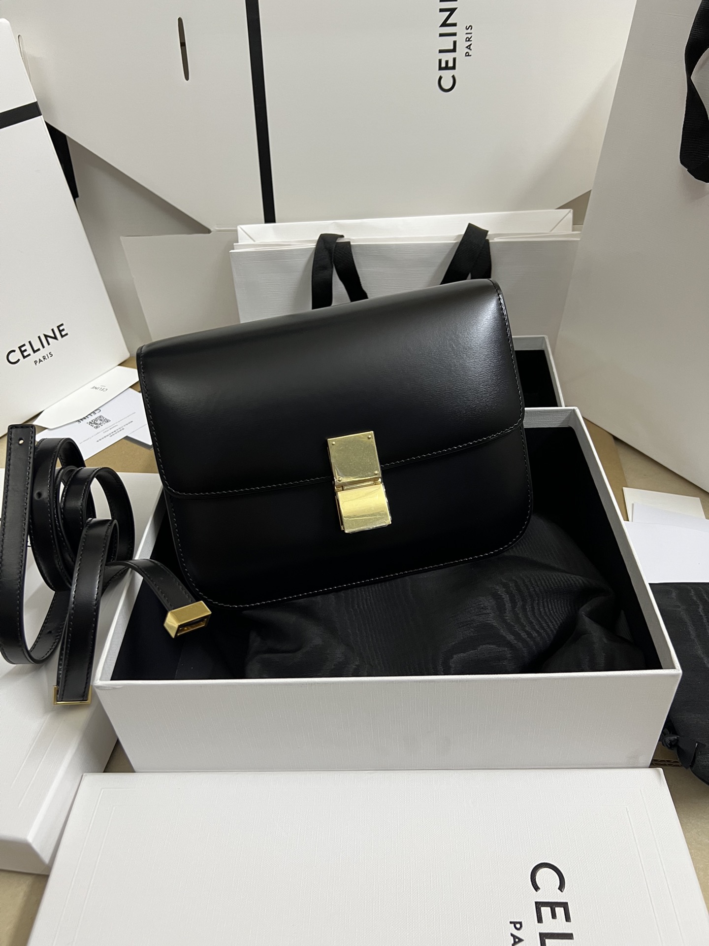 Celine Classic reappearance of Box Medium Original genuine hand-rubbed cowhide with natural texture, double spring hardware fasteners with real g