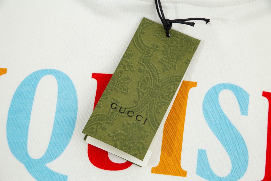 280 GUCCI/古驰 这款米白色兜帽卫衣正面印有彩色印花形式的“Exquisite Gucci”