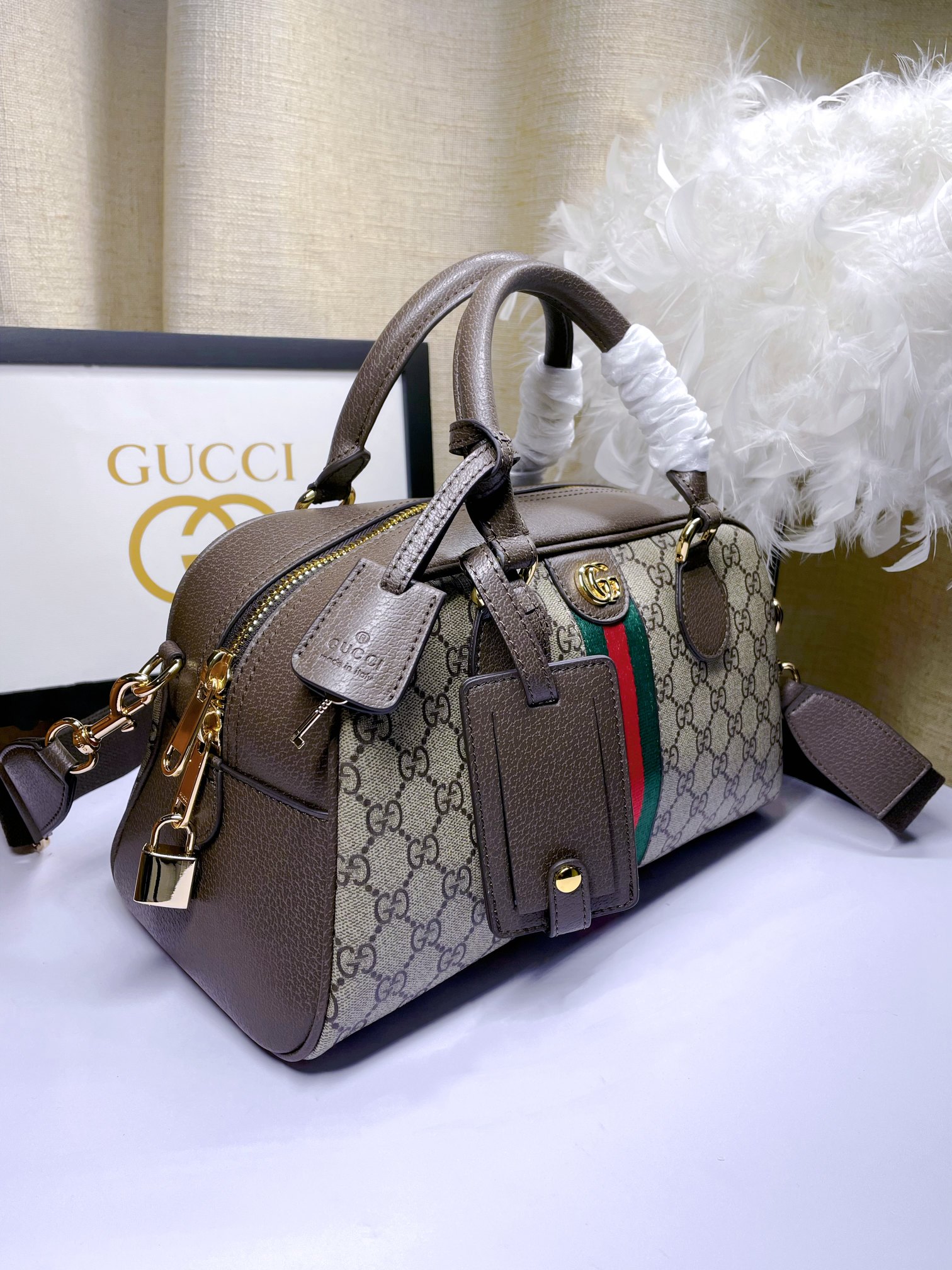   Ophidia系列中号GG手提包，作为品牌标志性材质，GG Supreme帆布已然成为Gucci设计