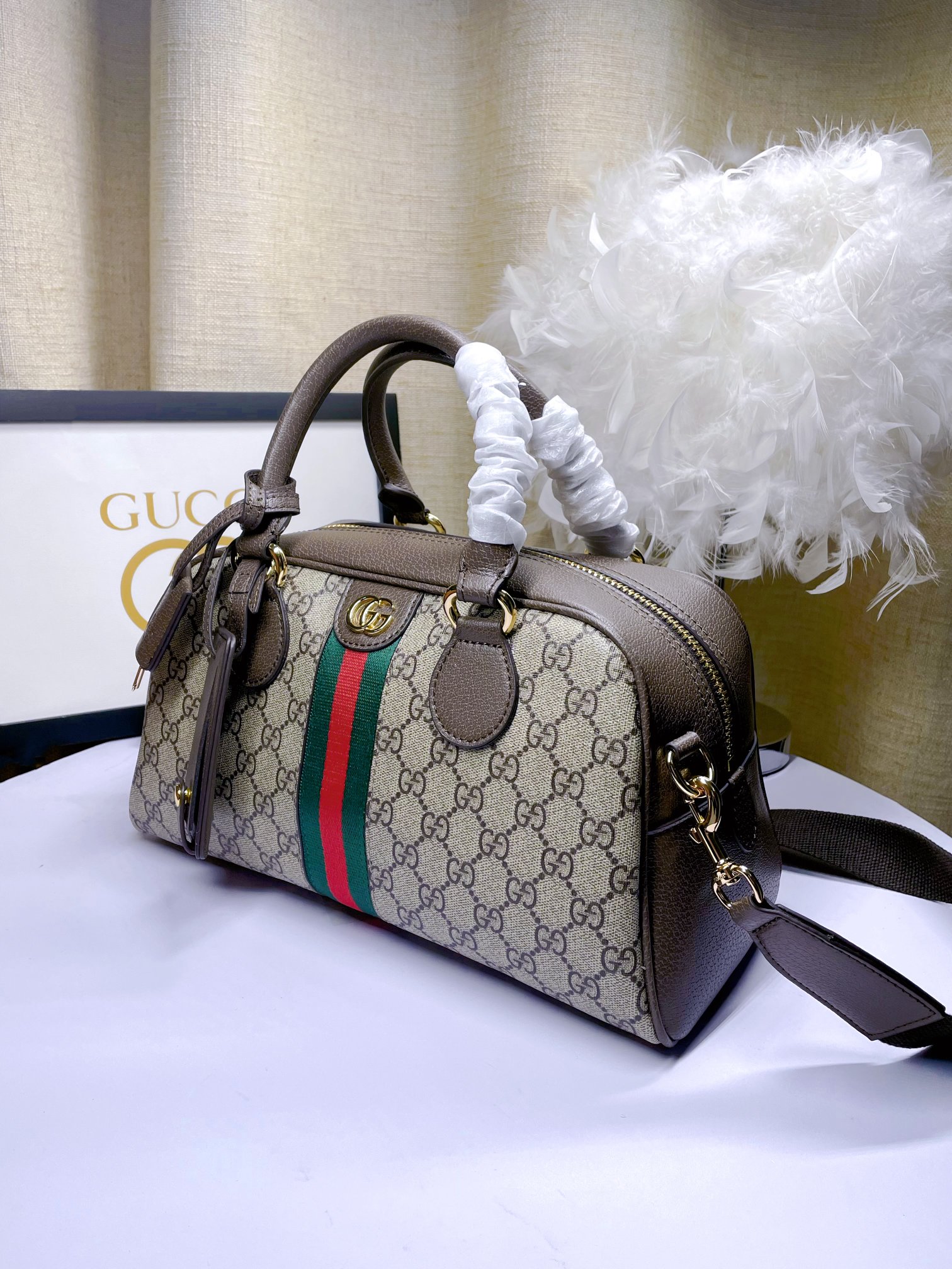   Ophidia系列中号GG手提包，作为品牌标志性材质，GG Supreme帆布已然成为Gucci设计