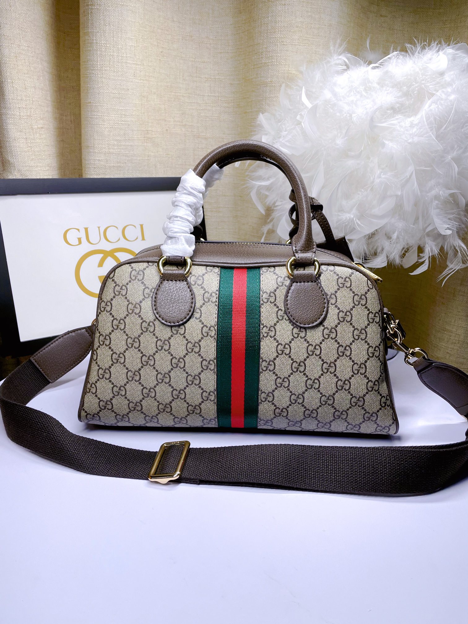   Ophidia系列中号GG手提包，作为品牌标志性材质，GG Supreme帆布已然成为Gucci设计