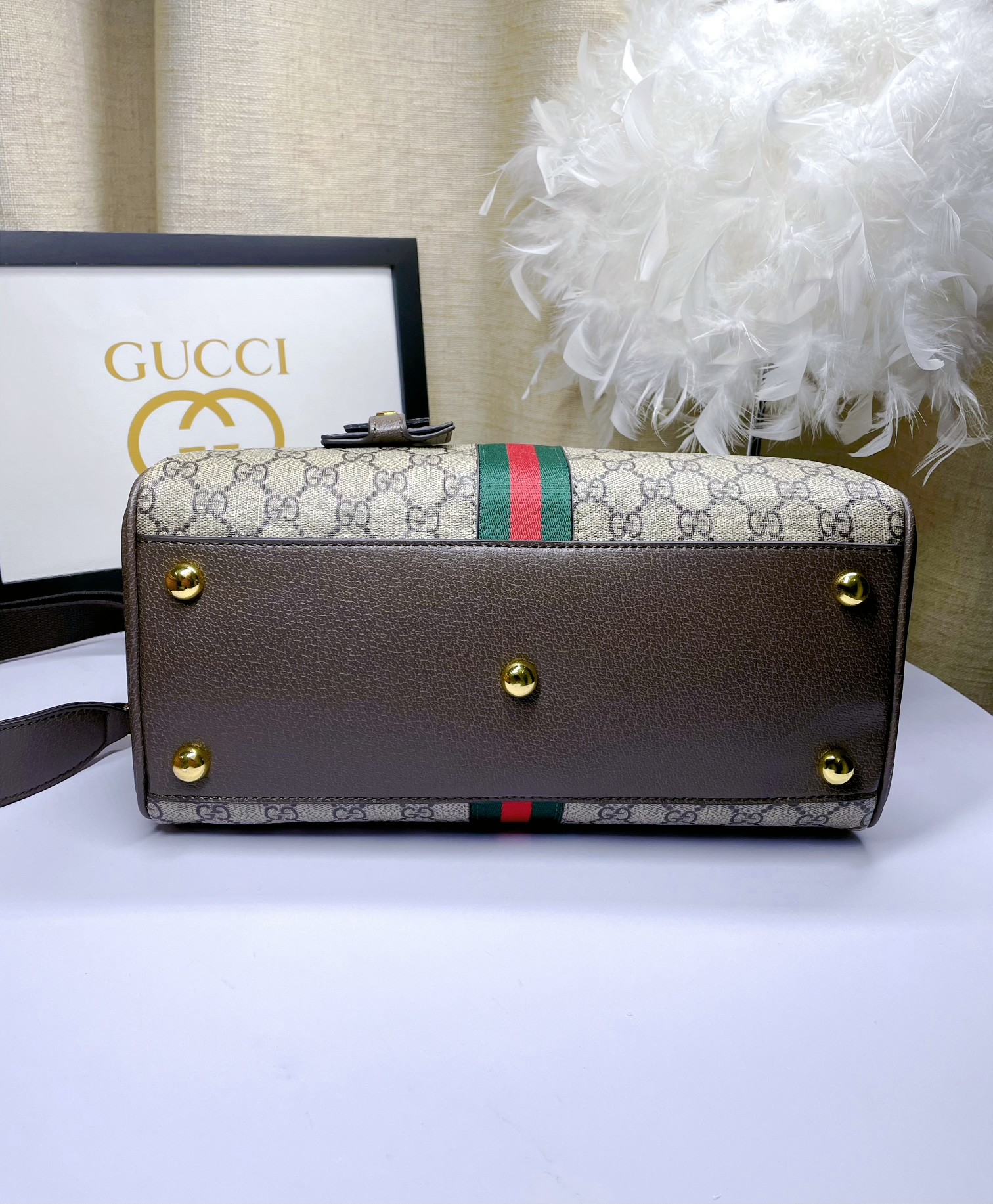   Ophidia系列中号GG手提包，作为品牌标志性材质，GG Supreme帆布已然成为Gucci设计