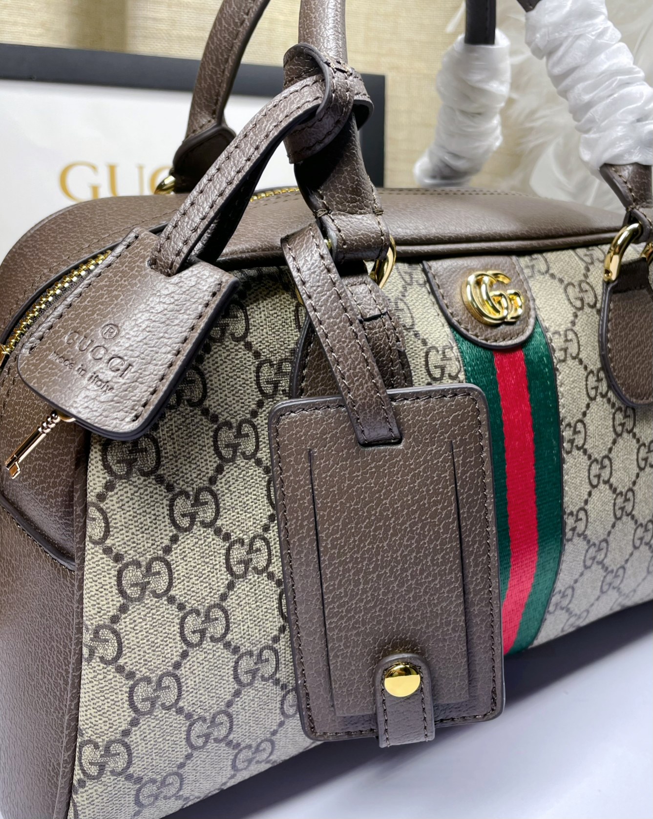   Ophidia系列中号GG手提包，作为品牌标志性材质，GG Supreme帆布已然成为Gucci设计