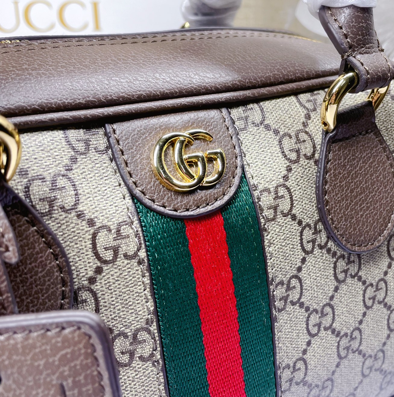   Ophidia系列中号GG手提包，作为品牌标志性材质，GG Supreme帆布已然成为Gucci设计