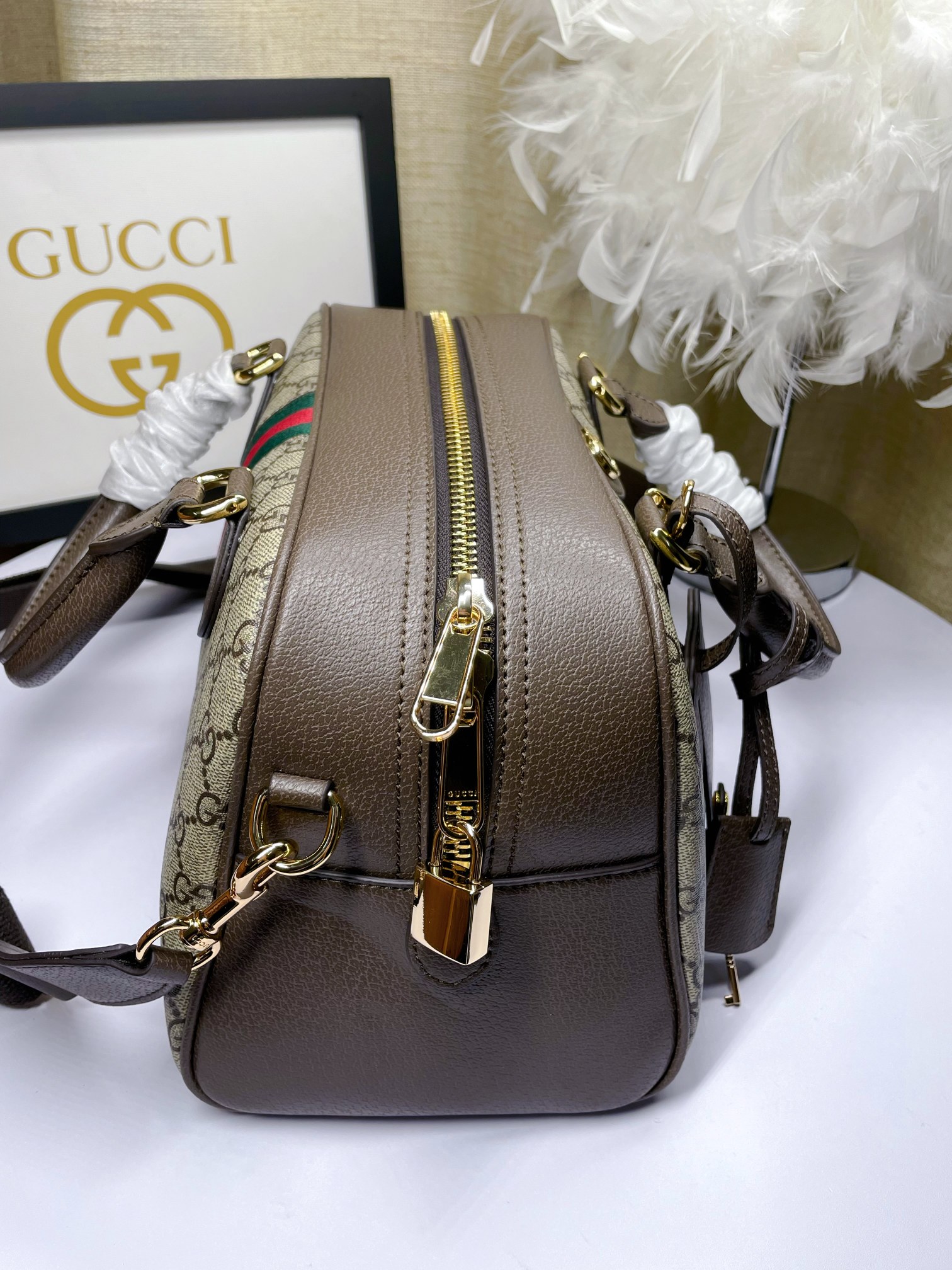   Ophidia系列中号GG手提包，作为品牌标志性材质，GG Supreme帆布已然成为Gucci设计