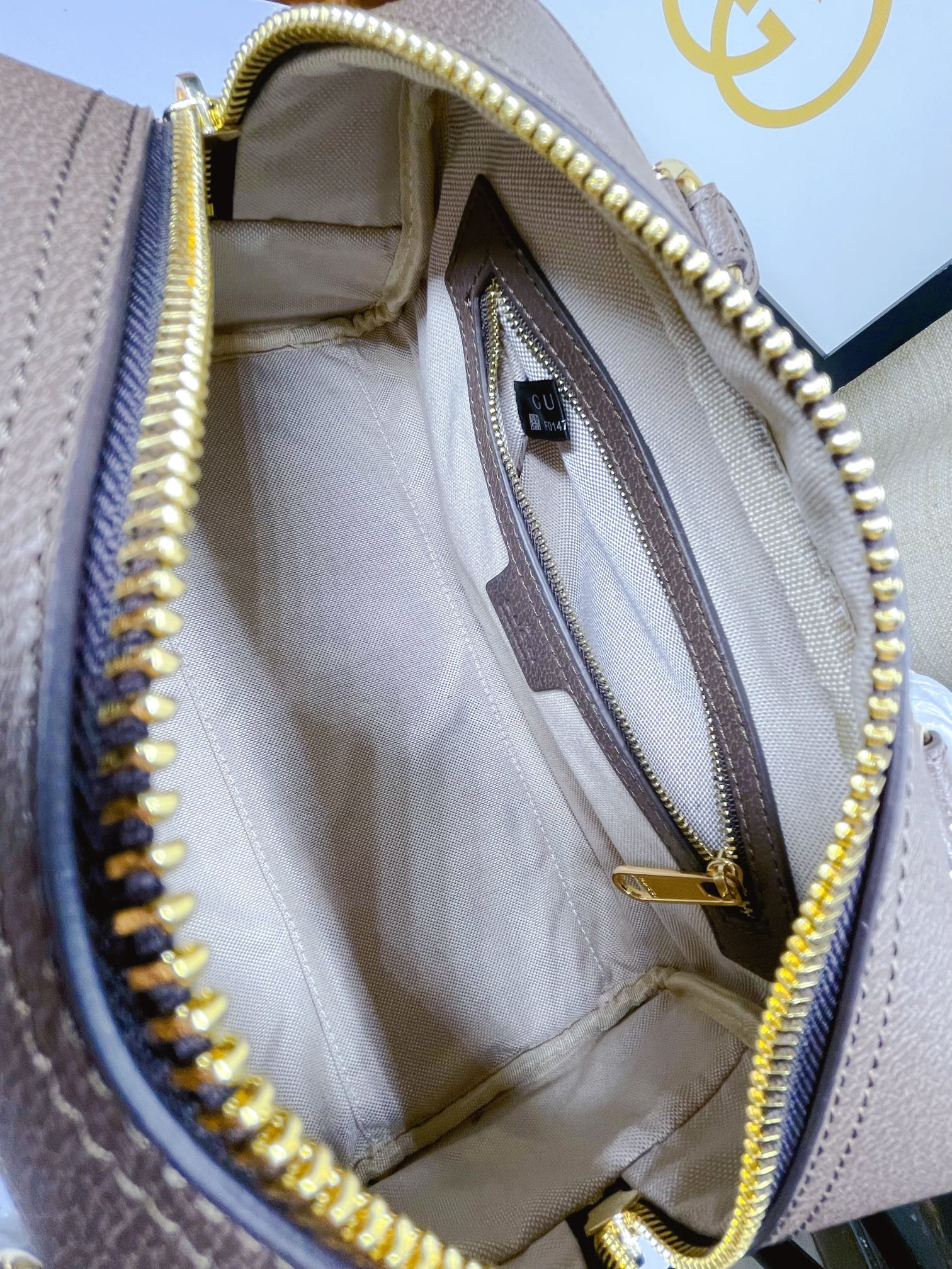   Ophidia系列中号GG手提包，作为品牌标志性材质，GG Supreme帆布已然成为Gucci设计