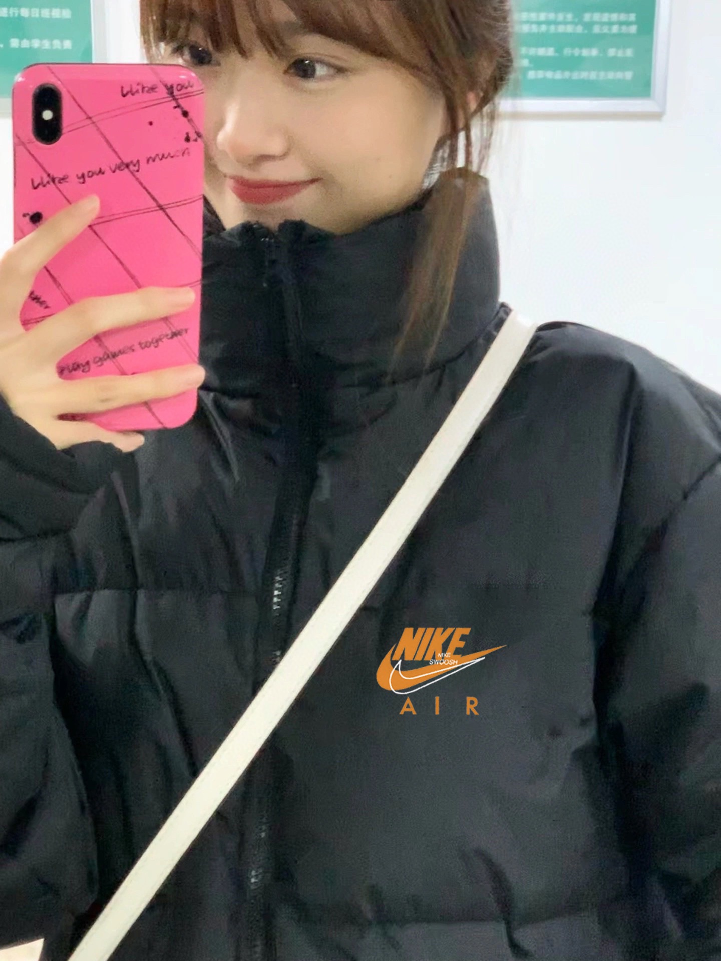 💰125
Nike 耐克 金标双钩限定字母宽松羽绒棉衣棉服面包服
面料材质都属一等品
一整衣将近3斤沉 高达750充棉量 全网最ok超厚超保暖
店主北方人亲自评测 大大解决了南方不理解北方冬天冬日的寒冷 整件衣服完全塞的满满当当  冬日站在大雪中也完全没有感觉  穿棉被出门都没有它保暖！ 总结一句话   品质好货 闭眼入  
       高频次冲棉 走线完美 质量天花板
       不厚不暖你来骂我 
       百搭好穿 上身细腻 男女可配 
Color：黑色