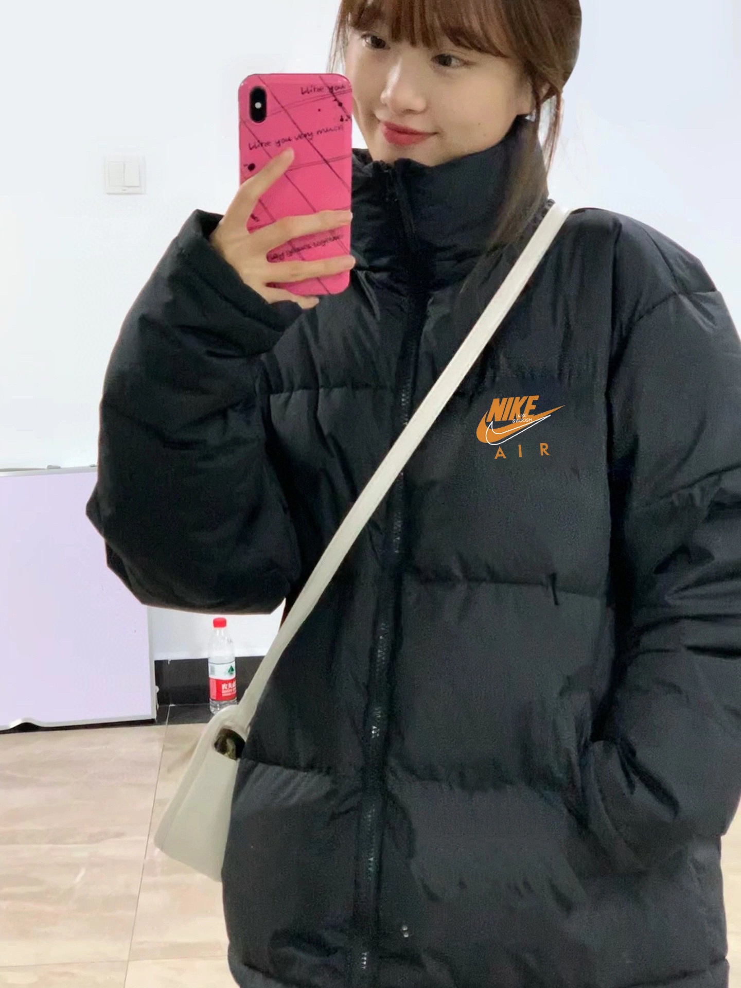 💰125
Nike 耐克 金标双钩限定字母宽松羽绒棉衣棉服面包服
面料材质都属一等品
一整衣将近3斤沉 高达750充棉量 全网最ok超厚超保暖
店主北方人亲自评测 大大解决了南方不理解北方冬天冬日的寒冷 整件衣服完全塞的满满当当  冬日站在大雪中也完全没有感觉  穿棉被出门都没有它保暖！ 总结一句话   品质好货 闭眼入  
       高频次冲棉 走线完美 质量天花板
       不厚不暖你来骂我 
       百搭好穿 上身细腻 男女可配 
Color：黑色