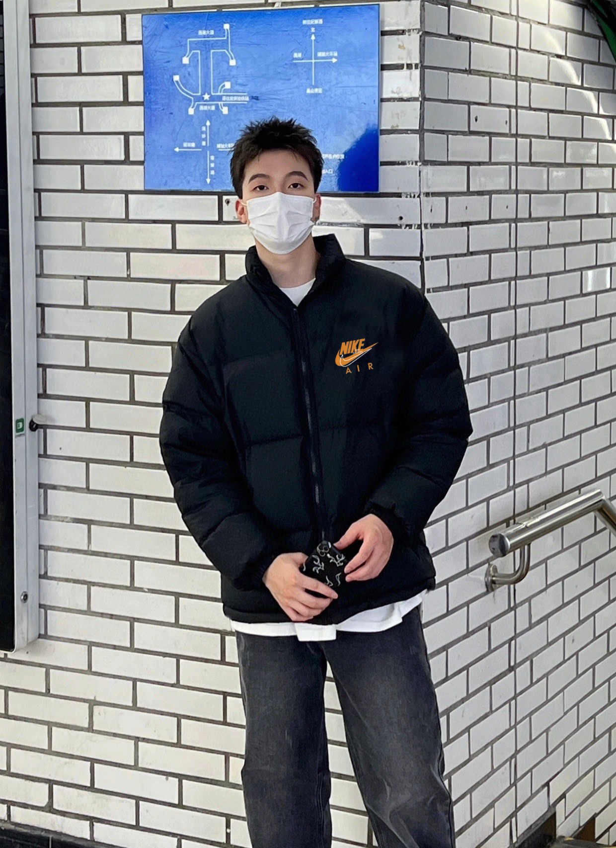 💰125
Nike 耐克 金标双钩限定字母宽松羽绒棉衣棉服面包服
面料材质都属一等品
一整衣将近3斤沉 高达750充棉量 全网最ok超厚超保暖
店主北方人亲自评测 大大解决了南方不理解北方冬天冬日的寒冷 整件衣服完全塞的满满当当  冬日站在大雪中也完全没有感觉  穿棉被出门都没有它保暖！ 总结一句话   品质好货 闭眼入  
       高频次冲棉 走线完美 质量天花板
       不厚不暖你来骂我 
       百搭好穿 上身细腻 男女可配 
Color：黑色