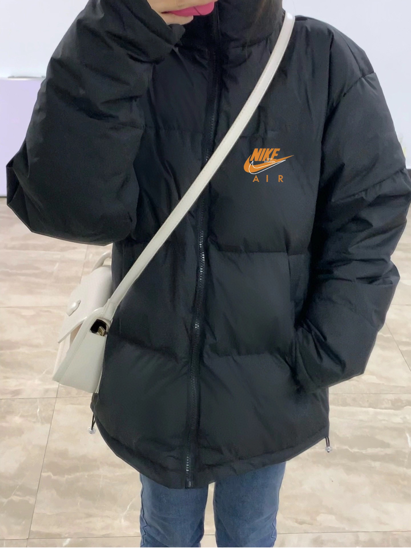 💰125
Nike 耐克 金标双钩限定字母宽松羽绒棉衣棉服面包服
面料材质都属一等品
一整衣将近3斤沉 高达750充棉量 全网最ok超厚超保暖
店主北方人亲自评测 大大解决了南方不理解北方冬天冬日的寒冷 整件衣服完全塞的满满当当  冬日站在大雪中也完全没有感觉  穿棉被出门都没有它保暖！ 总结一句话   品质好货 闭眼入  
       高频次冲棉 走线完美 质量天花板
       不厚不暖你来骂我 
       百搭好穿 上身细腻 男女可配 
Color：黑色
