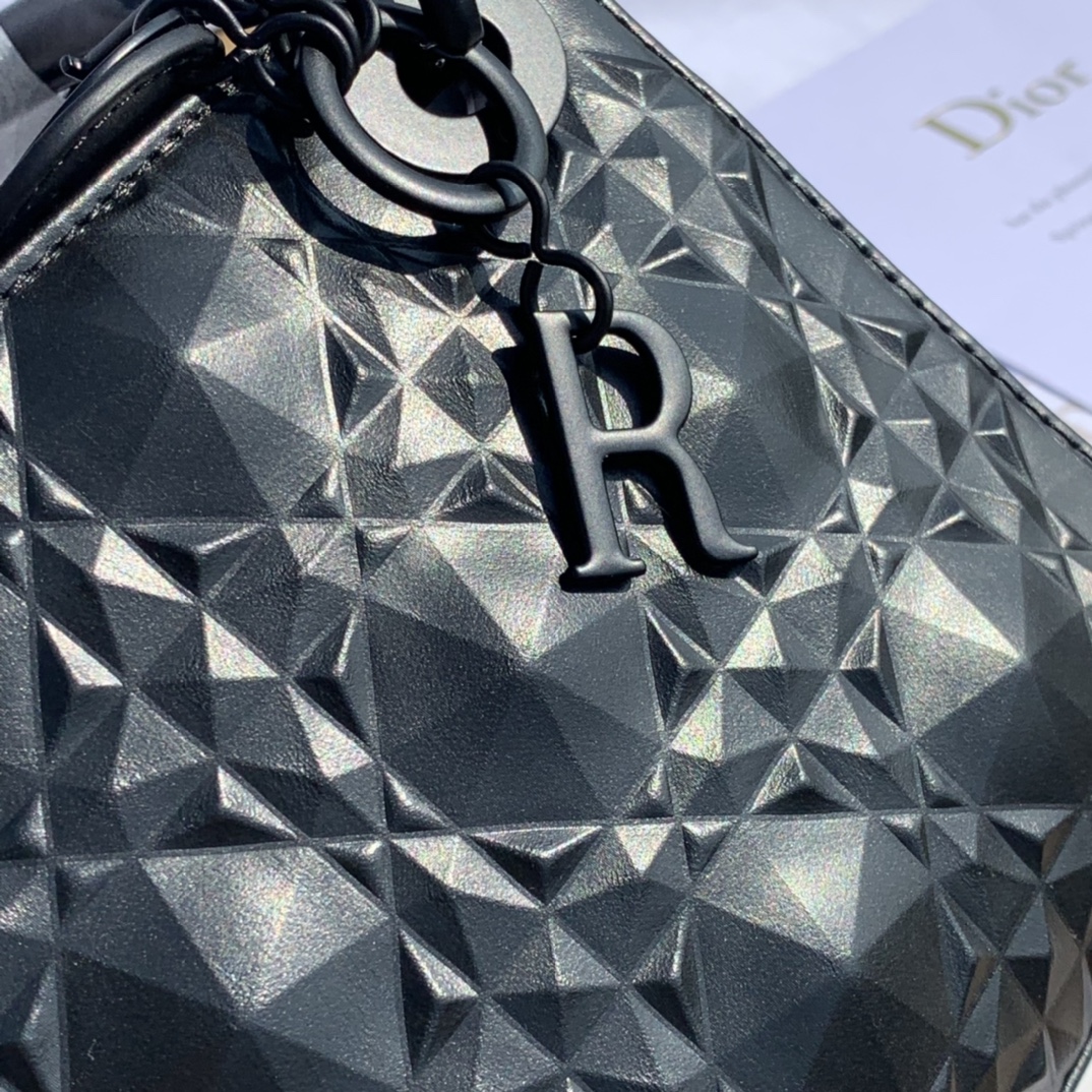 Todo el cuerpo del bolso tiene una textura mate, hecho de piel de vaca pura hecha a mano + patrón de diamantes. Tenga e…