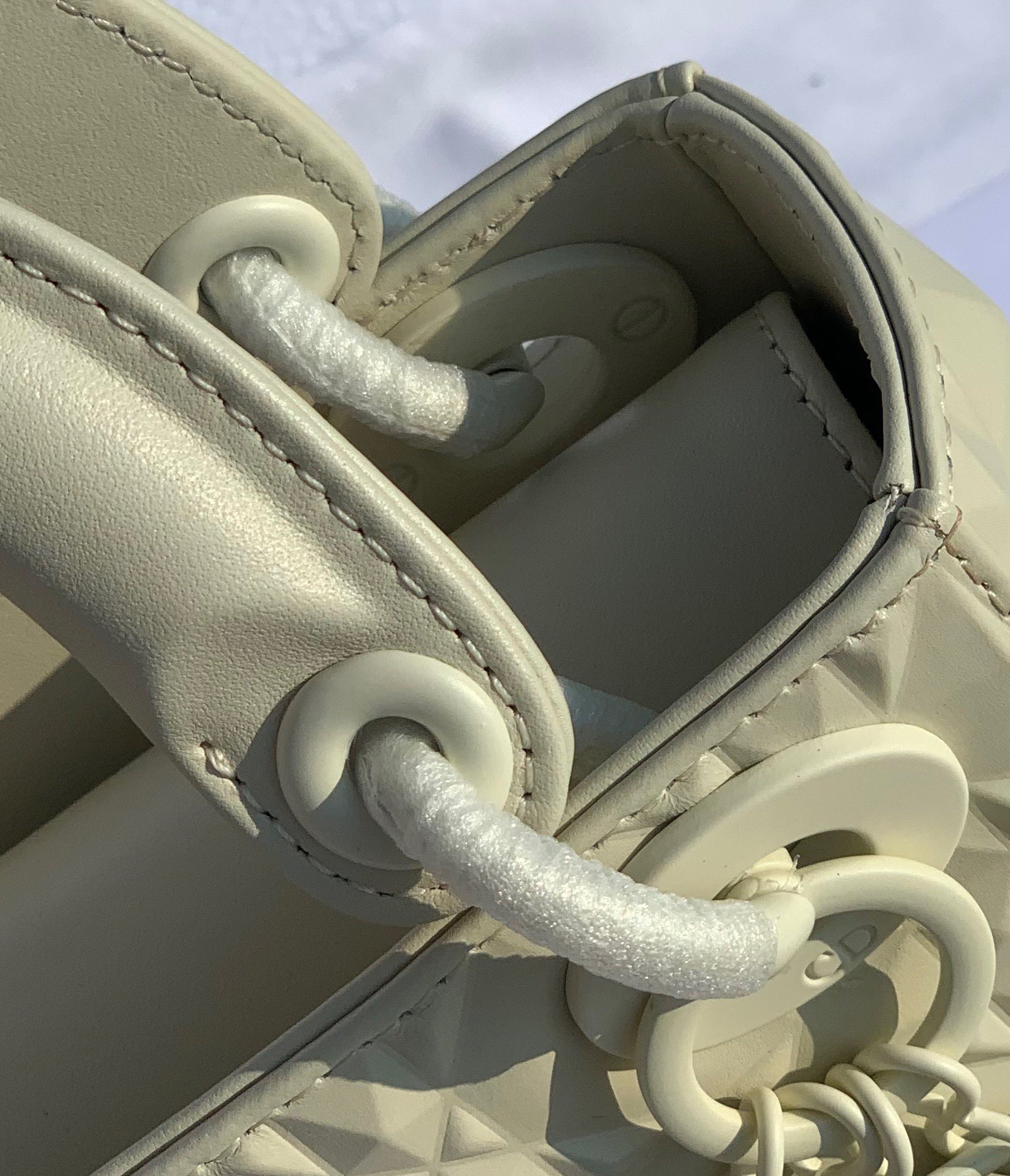 Hay otro conjunto de detalles de alta definición. La textura de cada detalle es de primera. ¡Puedes sentir que parece "…