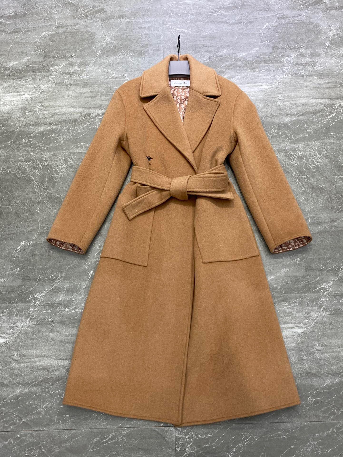 NO:637402,Exclusive first release of high-end original quality Di*or new style embroidered little bee wool wool lining printed with presbyopia logo mid-length coat dark blue khaki SML, Dior-clothing, dior, jackets & coats, alexander wang19860909独家首发高端原单品质 Di*or 新款 刺绣小蜜蜂羊毛毛呢内衬印老花logo中长款外套深蓝色 卡其色 SML,迪奥-服装,dior,jackets & coats,alexander wang,Women's clothing