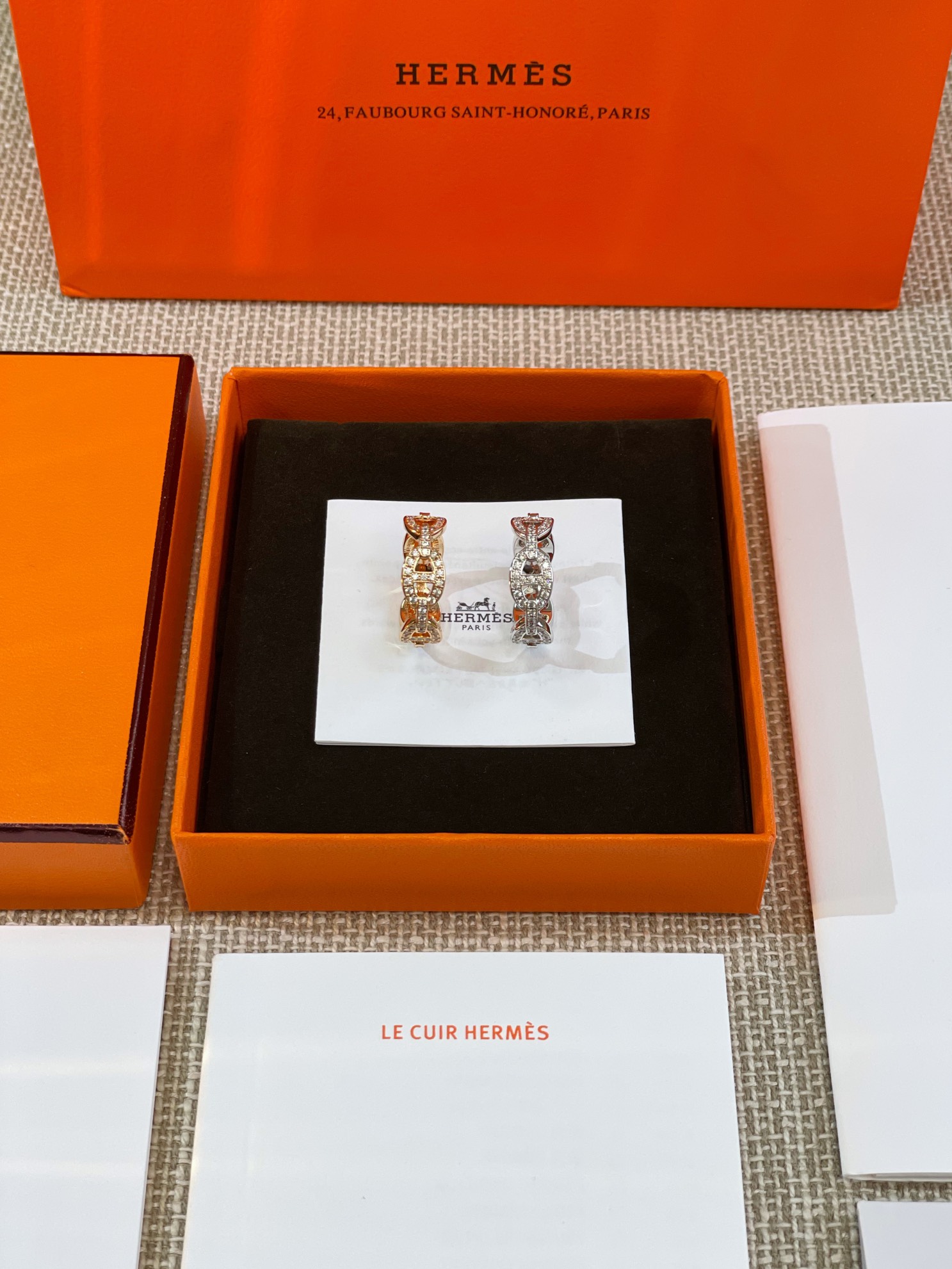NO:857601,88220, ZP, the real gold and real diamond version can be customized, be sure to buy it from our only genuine store developed by ZP, consult customer service for large quantities. Seiko cost-effective version, rose gold, silver two colors [H full diamond pig nose ring] The size is available in three sizes of 16/17/18mm inner diameter, the most popular internet celebrity ring!  ZG is out of stock, super hard to buy!  Very simple and elegant, with advanced effects!  The whole piece is inlaid with 100 imported simulated diamonds, and all are manually inlaid. The metal shape is very heavy and the thickness and curvature are very exquisite. Regardless of the details of the hardware polishing, the thickness is also right!  Instead of the thin layer of hardware on the market, we have the same ZP thickness, and the craftsmanship is exquisite, smooth and delicate!  The inner ring has the material, origin, anti-counterfeiting label and printed logo of the product!  Moreover, the engraving is different from the diamond-free model, which distinguishes low-end products on the market!  Compare it with our millions of engraving machine engravings, which are perfectly comparable to ZP real gold and real diamonds. The effect is full of high-end. Come, you must buy it, and everyone has one. It is a classic element that will never go out of style!  [Material] Brass material, specially imported high-carbon zircon [Size] 16/17/18mm inner diameter in three sizes, ring, Cartier high-end jewelry1986090988220,ZP,可定制真金真钻版,认准我们唯一一家真正款款购入ZP开发的,量大咨询客服 精工性价比版本,玫瑰金,银色两个颜色【H满钻猪鼻子戒指】码数有16/17/18mm内直径三个尺寸,最火网红戒！ZG断货王,超难买！非常简约大气,自带高级效果！整体满镶100颗进口仿真钻,全部手工镶嵌工艺,非常重工金属造型粗细弧度都非常考究,无论五金抛光细节处理,厚度也是都拿捏得妥妥！而非市面上很单薄的一层五金,我们一致ZP厚度,工艺精湛光滑细腻！手感质感超内圈有产品的材质,产地,防伪标,字印 Logo！而且刻字跟无钻款不一样区分市面low货！多多对比我们百万精雕机刻字,完美媲美ZP真金真钻效果高级感满满,来,必入,人手一个,一款永不过时的经典元素！【材质】黄铜材质,特别制定进口高碳锆石【尺寸】16/17/18mm内直径三个尺寸,,ring,卡迪亚高端饰品,Jewelry