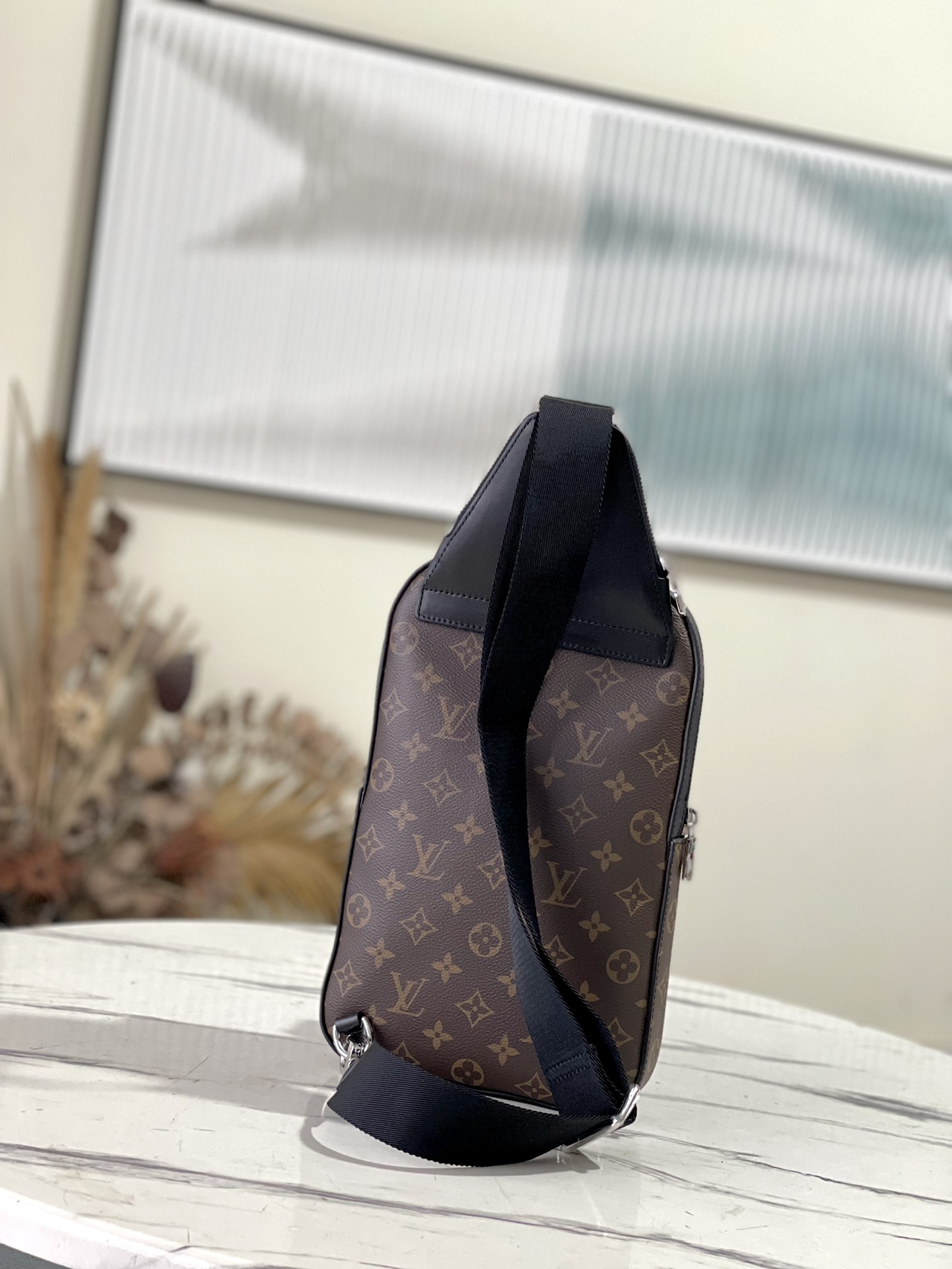 LOUIS VUITTON M46327 Presbyopia Avenue Shoulder Bag