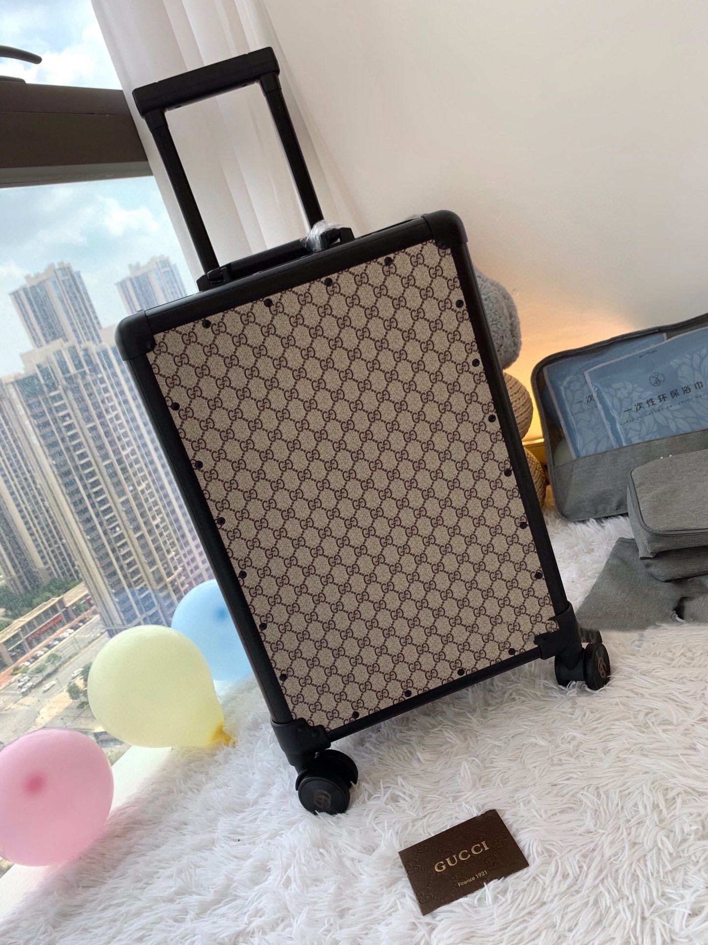 NO:269777,GUCC.I Gu Qi Suitcase/Trolley Case Another new fashion favorite. This retro trolley has its own unique fashion and capable style. All the strength and appearance are online!  Classic double G floral material with aluminum frame, durable and strong. No. 821002 Size 20-inch boarding case (length, width, height, height, 37×21×57) 24-inch boarding case (length, width, height, height, 45×31×73) Color black/apricot/mickey,,gucci19860909GUCC.I 古.奇 行李箱/拉杆箱 又来一组时尚新宠,这种复古形的拉箱有自己独特的一种时尚干练风,实力颜值都在线盘他！经典双G花料配铝框,耐看结实.  编号821002 尺寸20寸登机箱(长宽高37×21×57)  24寸托运箱(长宽高45×31×73) 色系黑色/杏色/米奇,,gucci,luggage