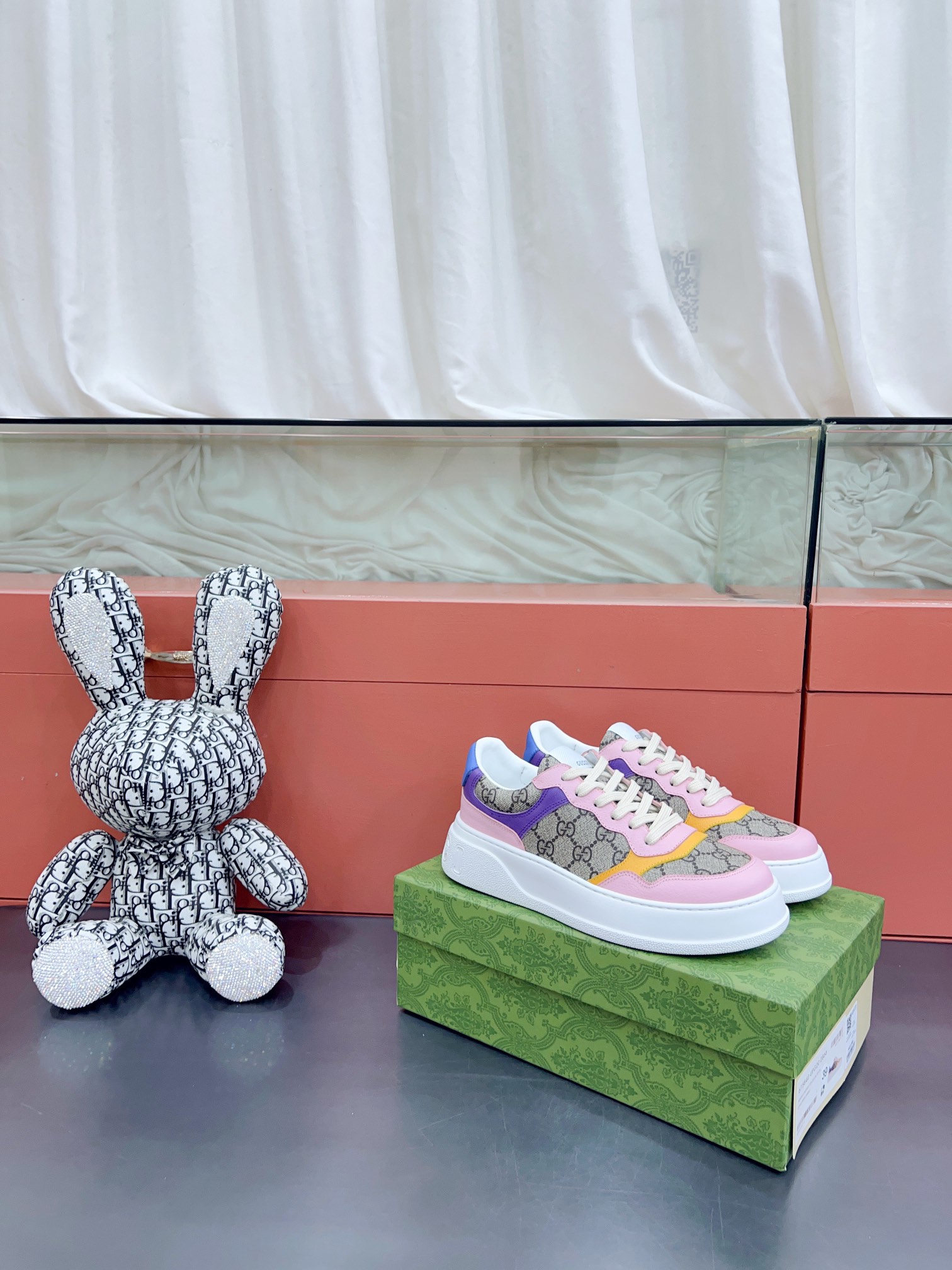 NO:164048,*Certified Brand New Series Lightweight Soft Soft Sole Sports Series!  The design is light luxury retro...thick sole heightened...similar to the upgraded version of classic white shoes!  Original custom cowhide fabric (classic presbyterian cloth, perforated, embossed craft), cowhide inner lining, original foam lightweight sole, heel , 4 heightened thick sole, classic * webbing... 19 colors complete original top-end packaging. With outer box 35-40 women 39-44 men uniform printing, casual shoes/sports shoes, sneakers, cowhide19860909*已认证 全新 系列轻便软厚底运动系列！ 设计轻奢复古…厚底增高…相似于经典小白鞋的升级版！ 原版定制牛皮面料(经典老花布,穿孔,压纹工艺),牛皮内里、原版发泡轻便大底,后跟还有个 ,4增高厚底,经典*织带…… 19色齐全 原版顶配包装.有外箱 35-40女 39-44男 男女统一 打印,休闲鞋/运动鞋,sneakers,cowhide,Women's Shoes