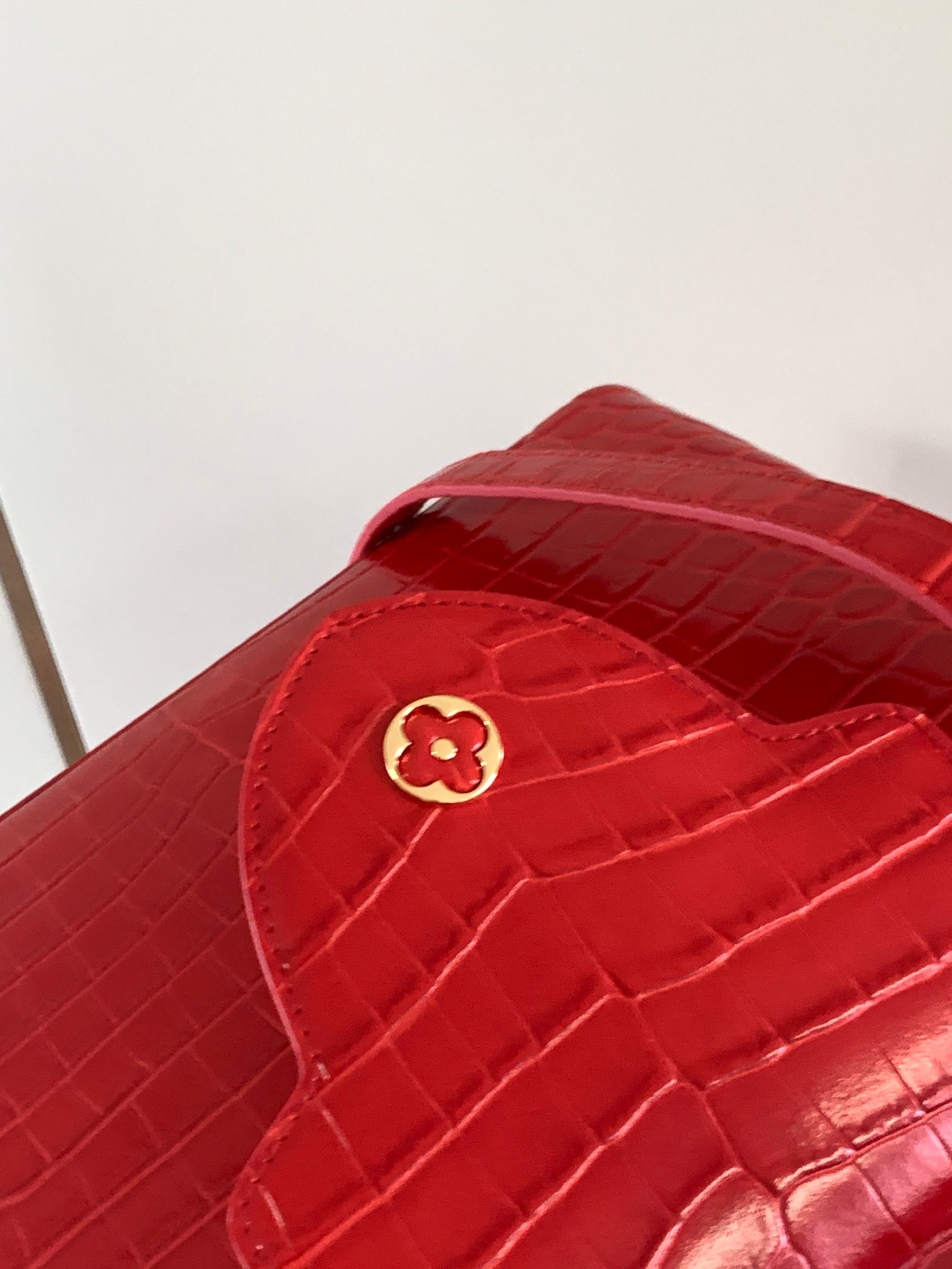 特级原厂皮N92967红宝石色亮面鳄鱼纹金扣Capucines中号手袋精巧融合鳄鱼皮外层细腻山羊皮内衬和