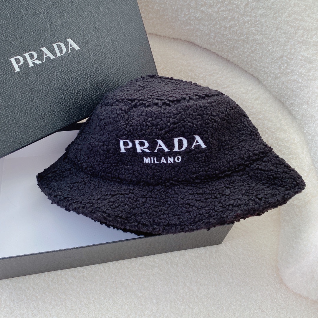 PRADA普拉达刺绣logo羊羔毛渔夫帽