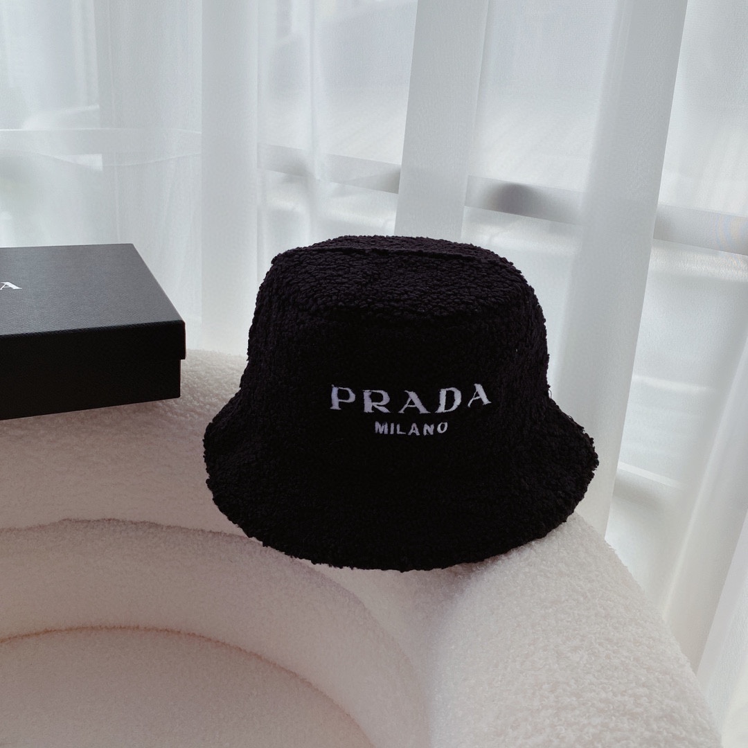 PRADA普拉达刺绣logo羊羔毛渔夫帽