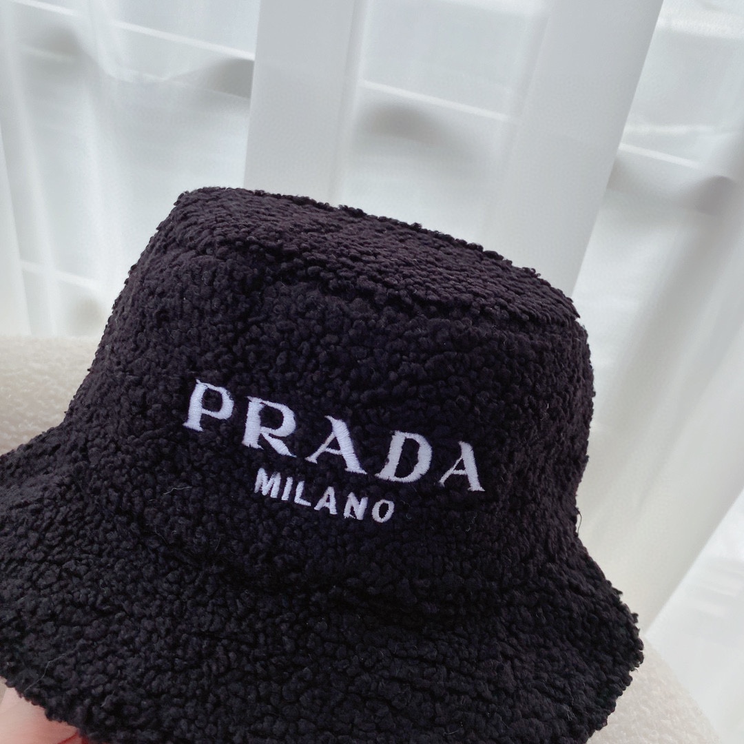 PRADA普拉达刺绣logo羊羔毛渔夫帽
