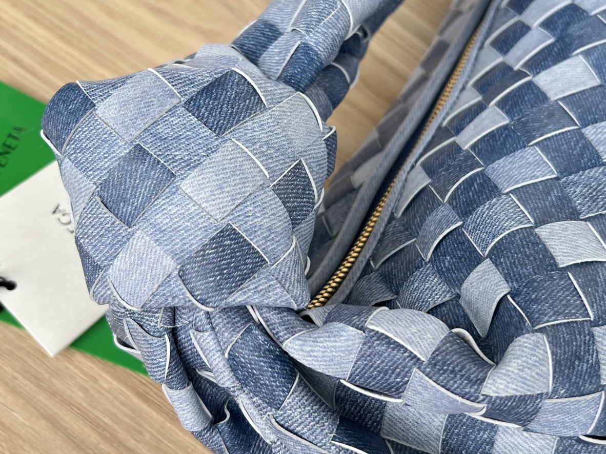 Bottega Veneta BV 24 new model 690225 denim blue large size Jodie denim leather series This new approach is full of scheming. White cowhide mater