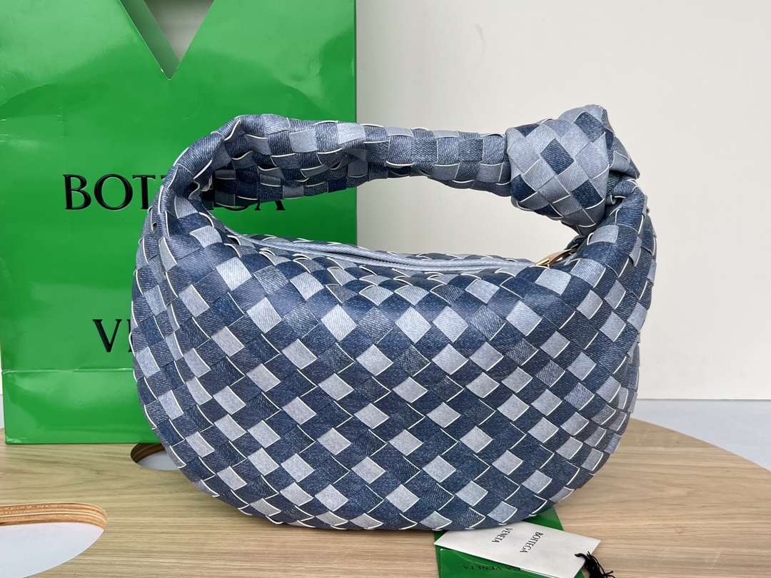 Bottega Veneta BV 24 new model 690225 denim blue large size Jodie denim leather series This new approach is full of scheming. White cowhide mater