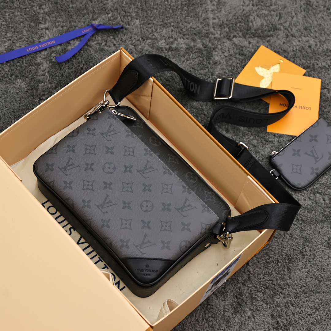 LV黑武士三合一邮差包💰340 
由 Monogram Eclipse 帆布与 Monogram Eclipse Reverse 帆布制成，标志性的同色调灰色图案凸显此多功能拼搭设计品的线条，除具备传统斜跨手袋的功能外，另配可脱卸拉链袋和附于包带上的零钱包。
规格：25*18.5*7cm