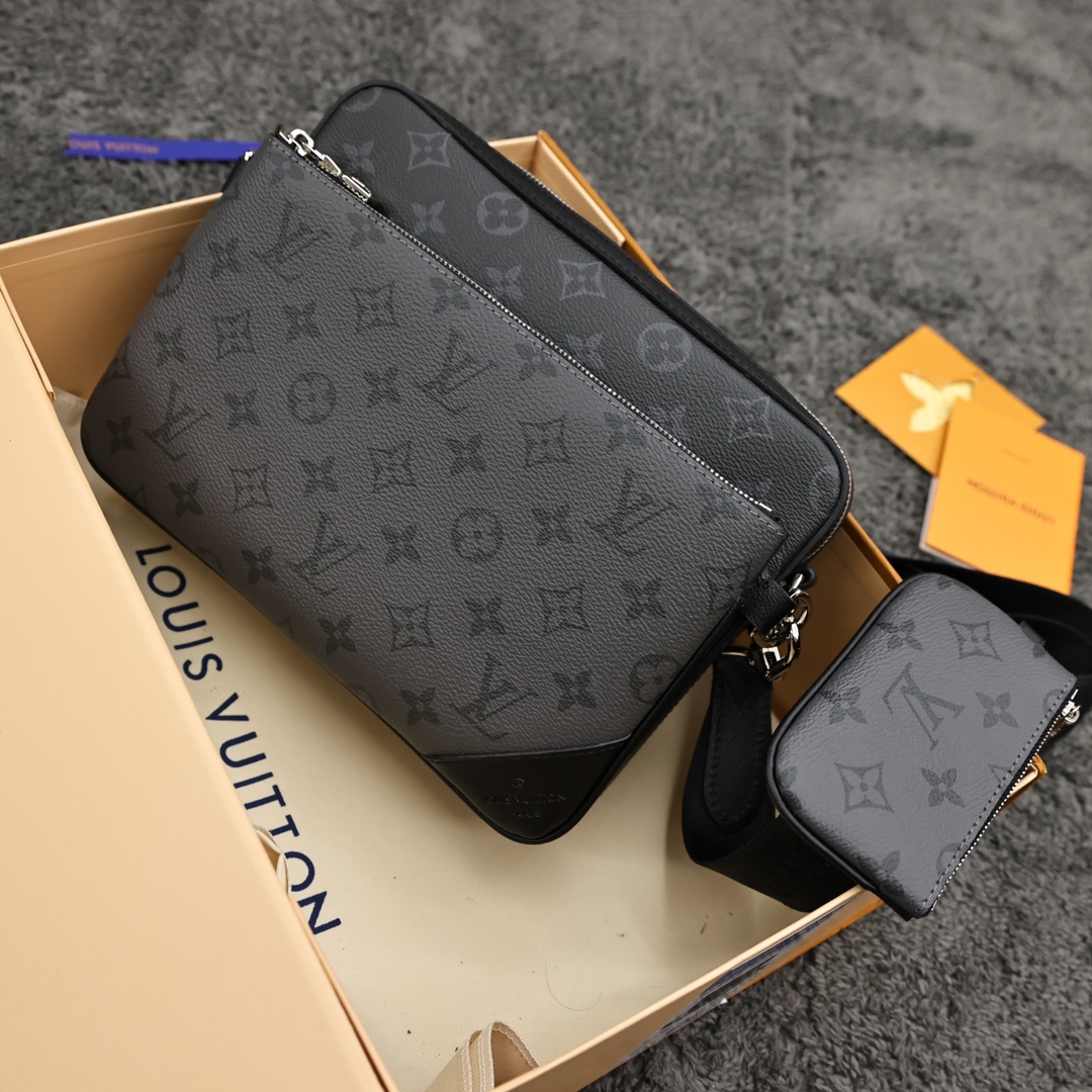 LV黑武士三合一邮差包💰340 
由 Monogram Eclipse 帆布与 Monogram Eclipse Reverse 帆布制成，标志性的同色调灰色图案凸显此多功能拼搭设计品的线条，除具备传统斜跨手袋的功能外，另配可脱卸拉链袋和附于包带上的零钱包。
规格：25*18.5*7cm