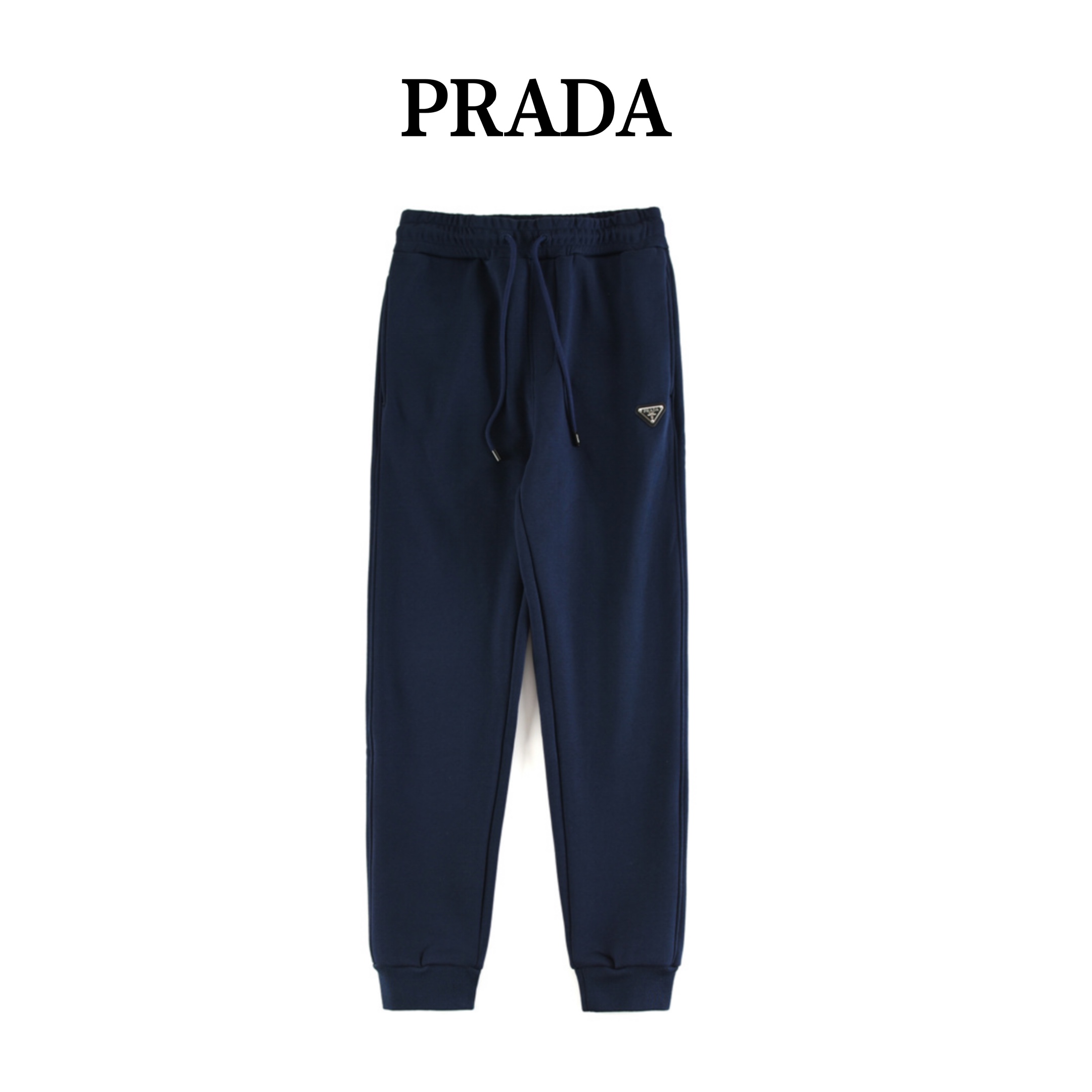 (支持放店) PRADA/普拉达 三角标红色饰条加绒长裤 冬季加绒加厚系列 男士休闲抽绳束脚裤 休闲卫裤 贸易公司渠道订单,官网专柜在售系列,秋冬裤装常青系列,业内首发,打造高端都市休闲运动风格,独特拼色LOGO点缀,百搭上身性能!极简风格打造,这种基础代表款,本身就是偏向于完美的东西,根本不需要你耗费任何的心思在上面.上身可以承载一切的风格搭配,并且后口袋贴布这个LOGO也足以彰显品牌魅力跟时尚感,最为经典的休闲卫裤! 在整体纯色简洁的基础上增添品牌经典元素色彩,显得年轻动感有活力,真真做到了简约又不失单调,内里加绒加厚,可以完美度过整个寒冬,触感极为舒适,温和有弹力,亲肤效果高级,完美的符合各种穿搭场合的所需.极为非凡,档次与魅力更是极为的出色亮眼,工艺能将其与材质精密结合,更能够彰显出品牌的档次与时髦气质所在 颜色:黑色-宝蓝
