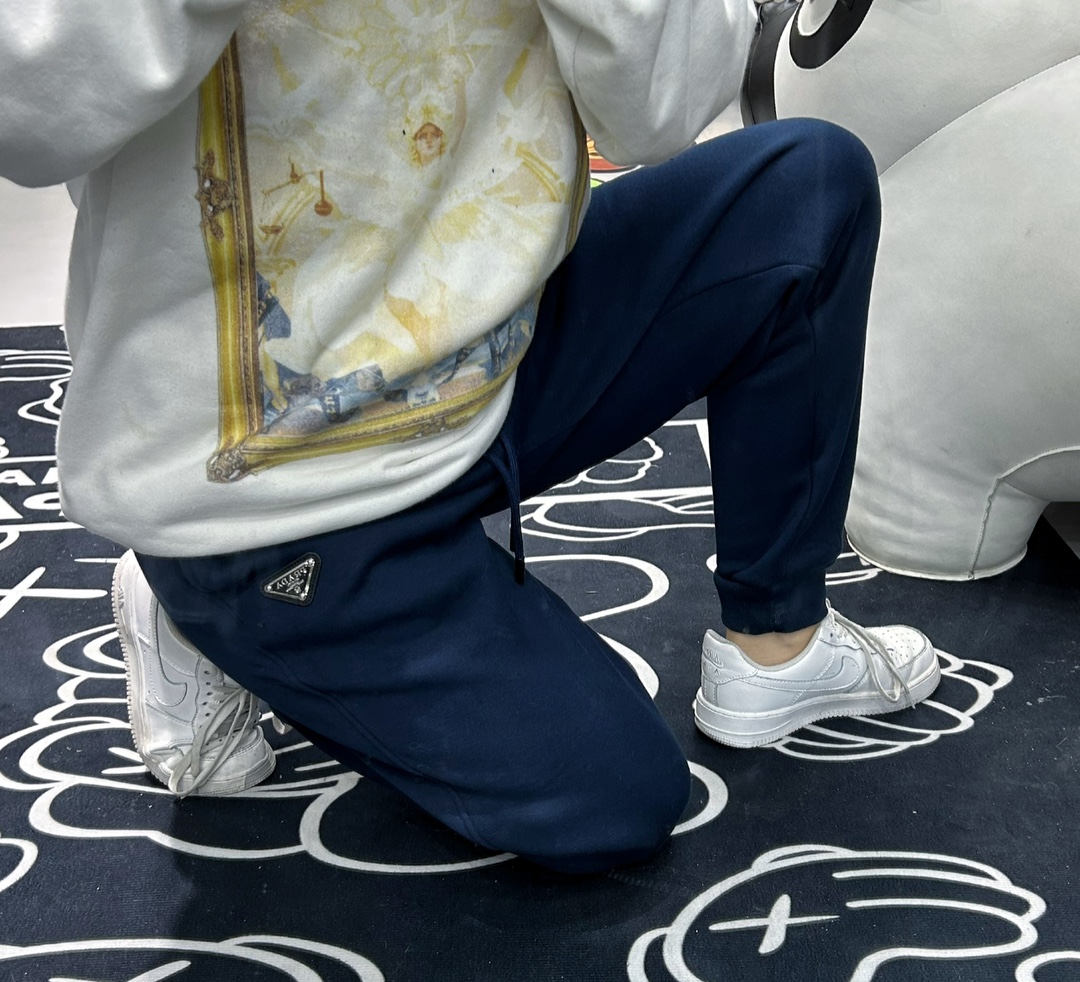 PRADA/普拉达 三角标红色饰条加绒长裤 上身效果#