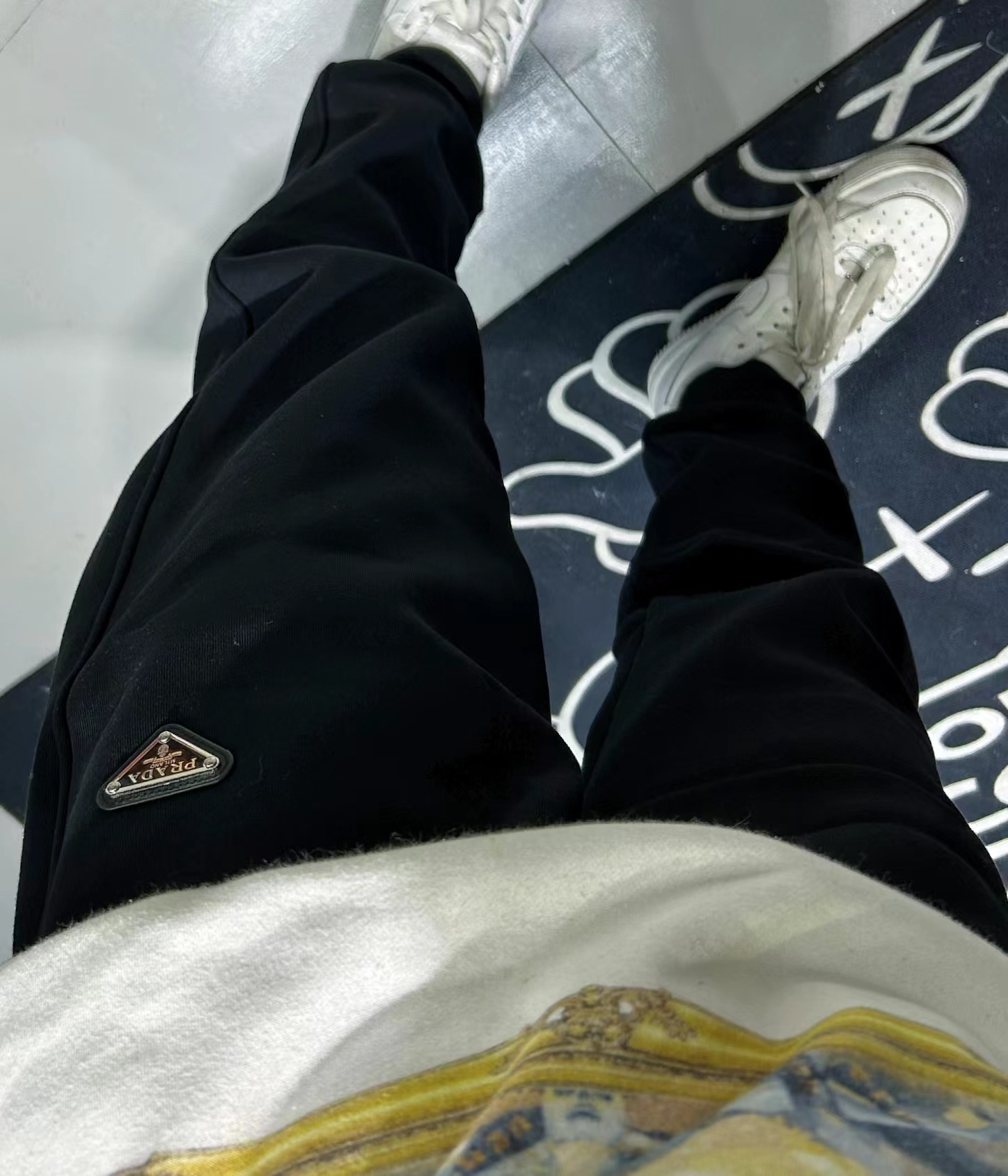 PRADA/普拉达 三角标红色饰条加绒长裤 上身效果#