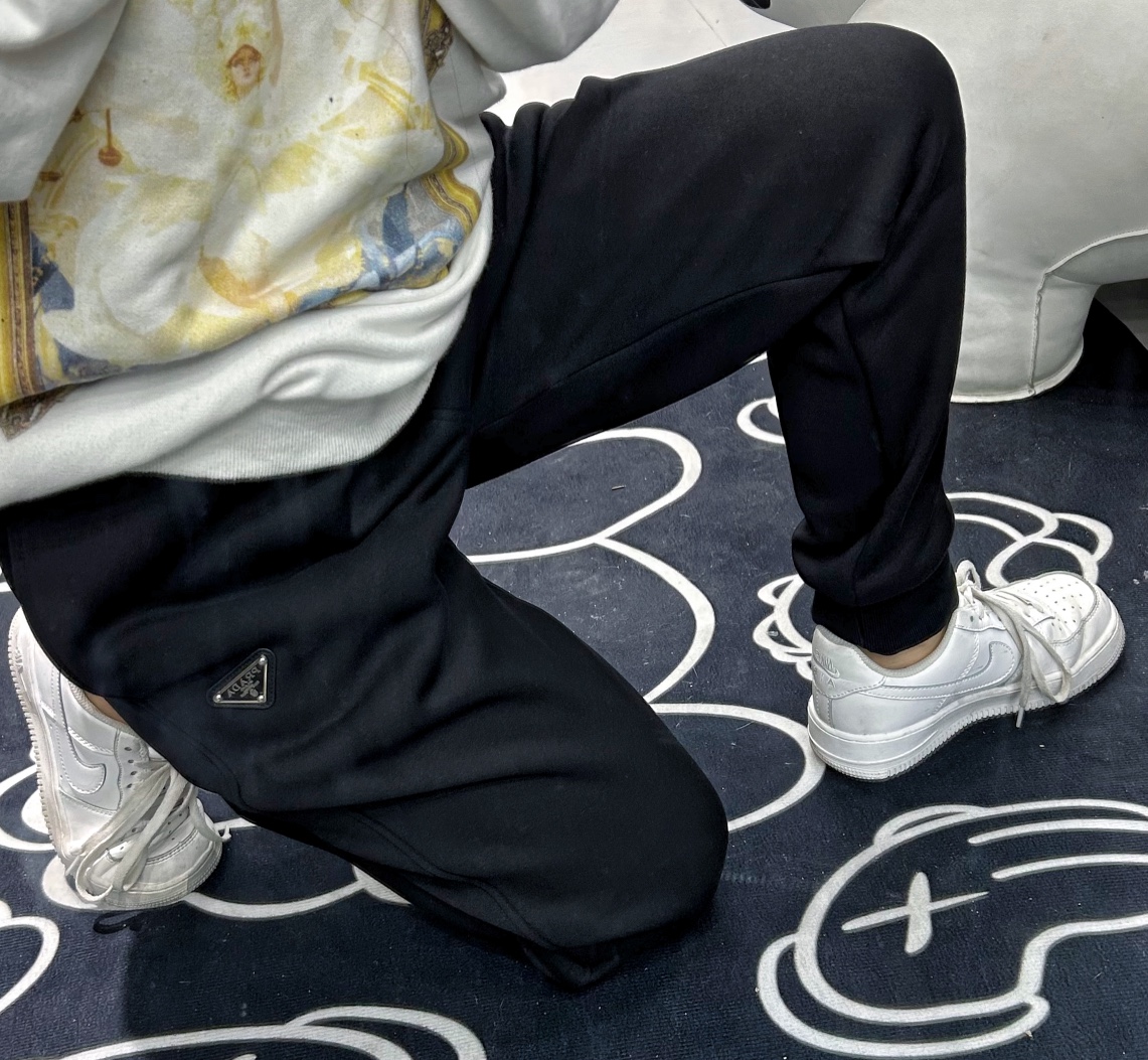 PRADA/普拉达 三角标红色饰条加绒长裤 上身效果#