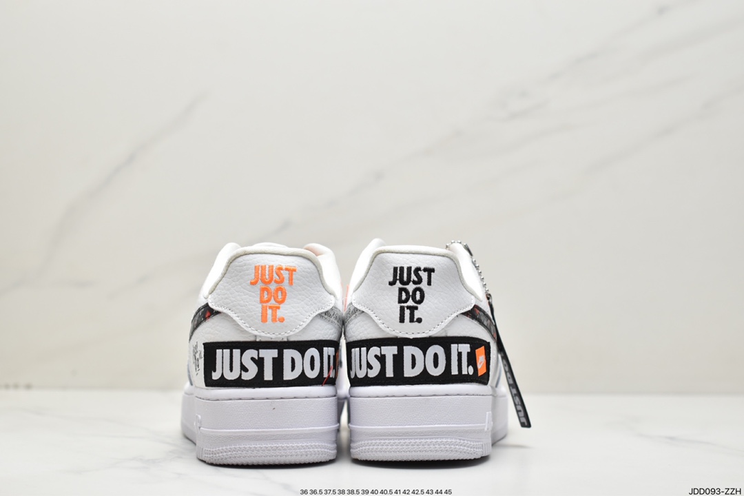 120 Air Force 1 ”Just Do It” 联名 鞋款整体以白色为主调AR7719-100