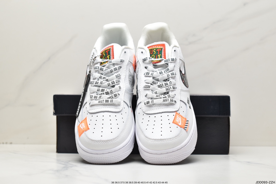 120 Air Force 1 ”Just Do It” 联名 鞋款整体以白色为主调AR7719-100
