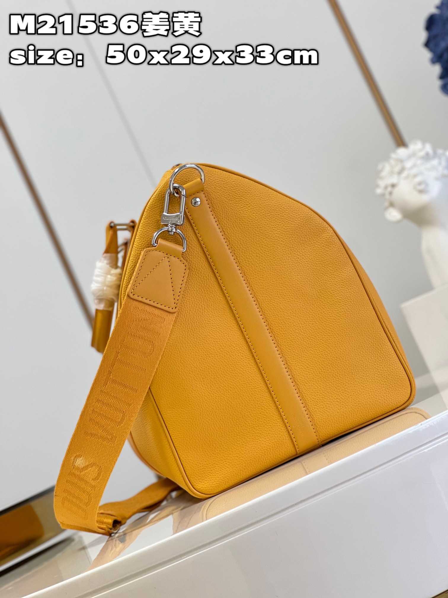 顶级【独家实拍 M21536姜黄】本款 Keepall 旅行袋选用 LV Aerogram 牛皮革塑造经典构型,见证路易威登的精湛皮革匠艺 4