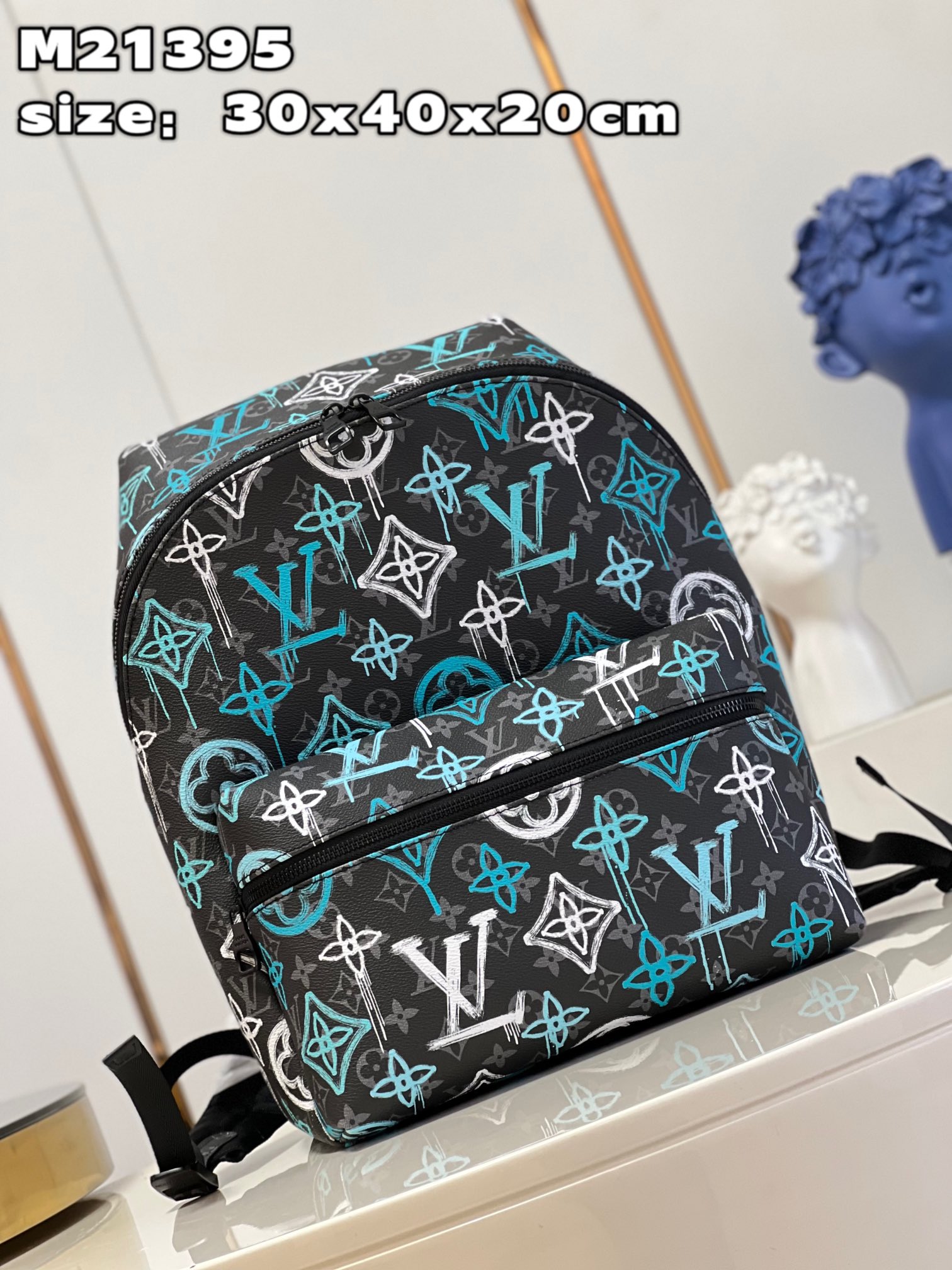 顶级【独家实拍 M21395】本款 Discovery 双肩包取材 Monogram Eclipse 帆布,为 LV 标识和 Monogram 2
