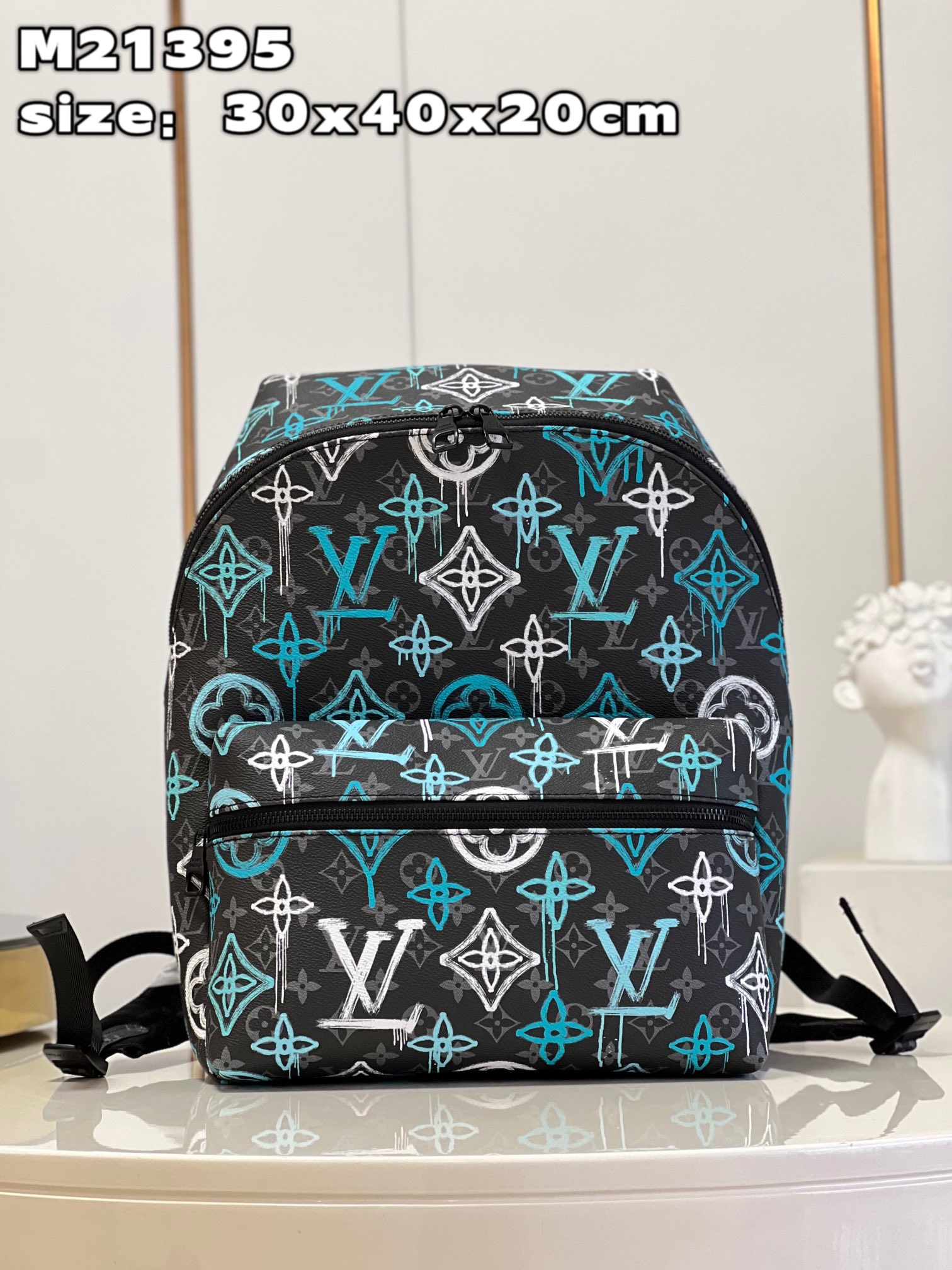 NO:399572,【Exclusive real photo M21395】This Discovery backpack is made of Monogram Eclipse canvas, injecting the artistic charm of street graffiti to LV logos and Monogram patterns. The outer bag is convenient to pick up and hold items, the hook and buckle drawstrings add practical details, and the leather shoulder strap and top handle make a variety of portable ways. Size 30 x 40 x 20 cm (length x height x width) xg.750, LV [original leather], louis vuitton19860909【独家实拍 M21395】本款 Discovery 双肩包取材 Monogram Eclipse 帆布,为 LV 标识和 Monogram 图案注入街头涂鸦的艺术魅力.外袋方便取放随行物品,钩扣抽绳开合增添实用细节,皮革肩带和顶部手柄成就多种背携方式.尺寸30 x 40 x 20 厘米(长度 x 高 x 宽) xg.750,LV【原厂皮】,louis vuitton,Bag