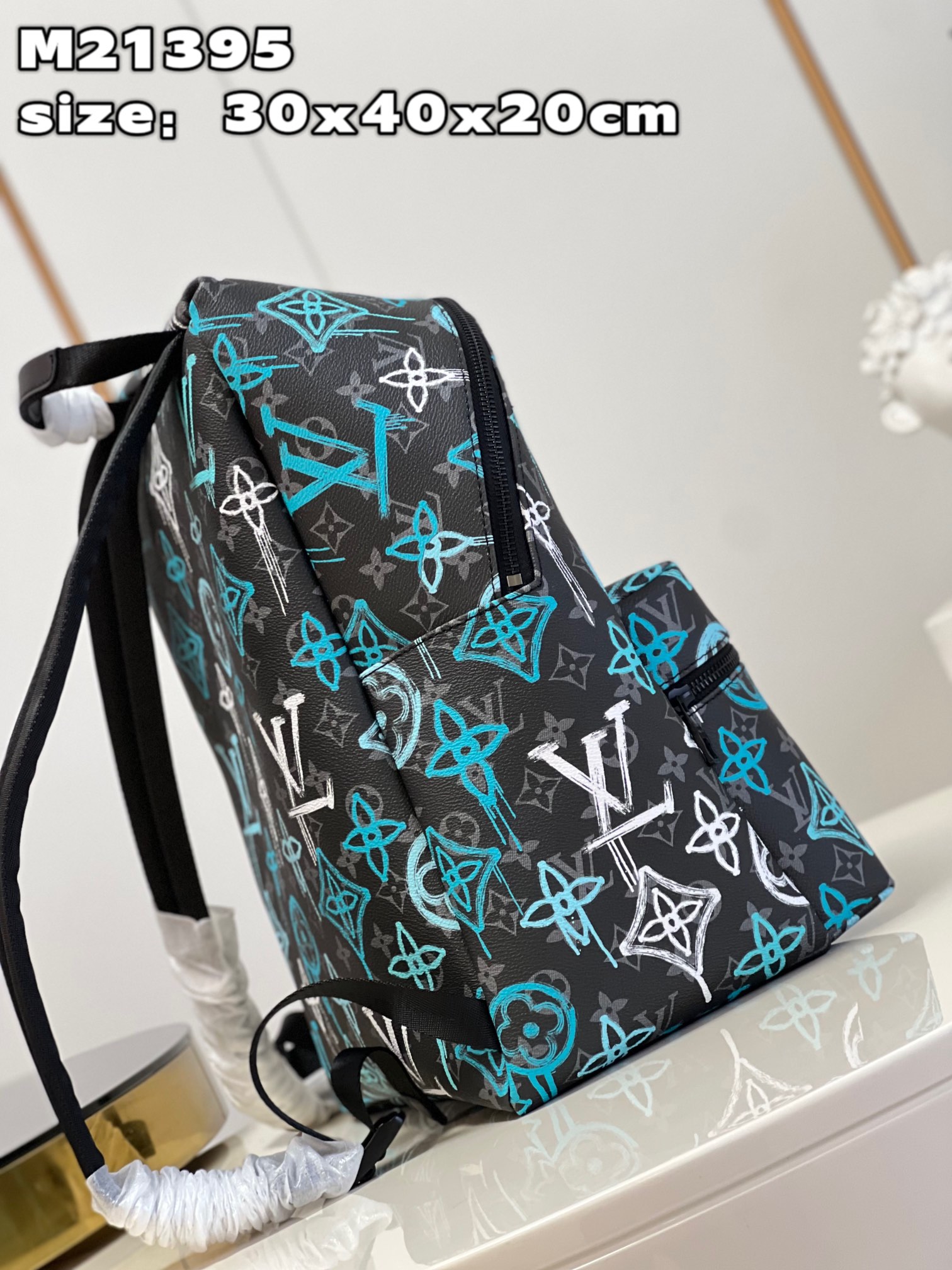 顶级【独家实拍 M21395】本款 Discovery 双肩包取材 Monogram Eclipse 帆布,为 LV 标识和 Monogram 3
